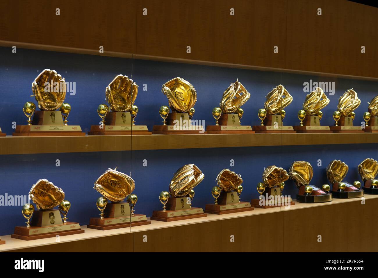 Trophäen für den Los Angeles Dodgers Golden Glove im Dodger Stadium, Dienstag, 18. Oktober 2022, in Los Angeles. Stockfoto