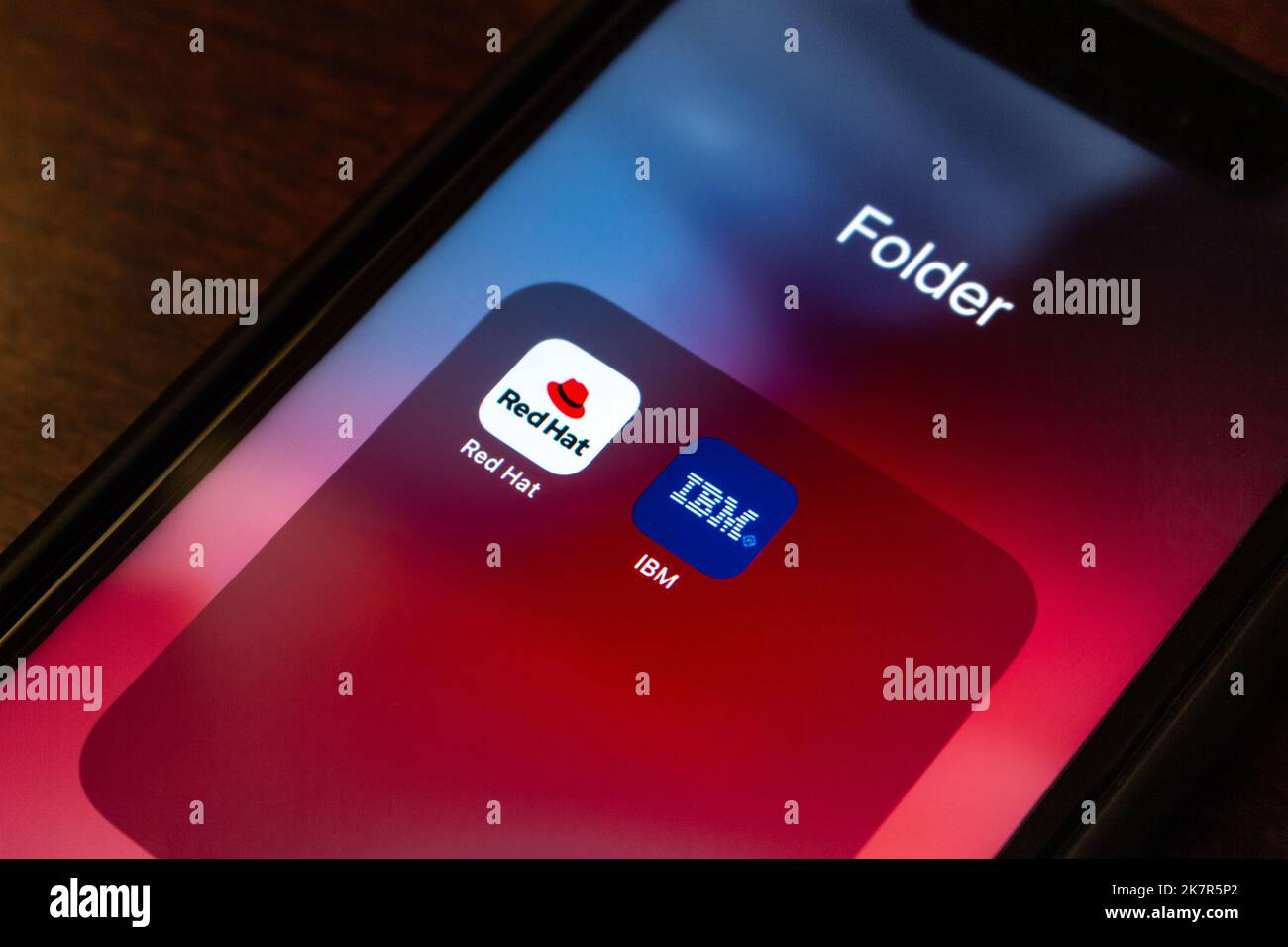 Vancouver, KANADA - Okt 17 2022 : Red hat und IBM Symbole auf einem iPhone Bildschirm auf einem Holztisch. Stockfoto