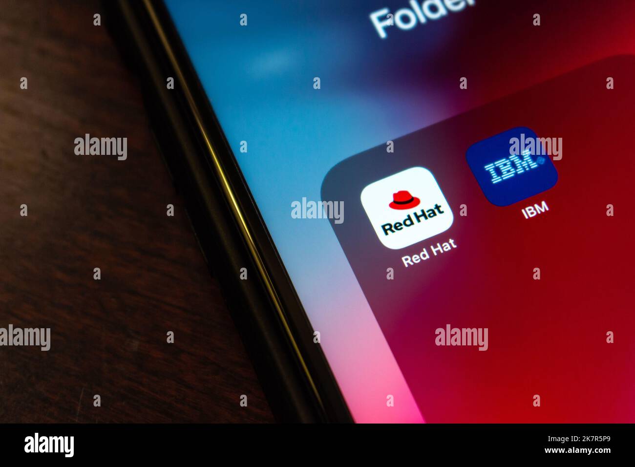 Vancouver, KANADA - Okt 17 2022 : Red hat und IBM Symbole auf einem iPhone Bildschirm auf einem Holztisch. Stockfoto