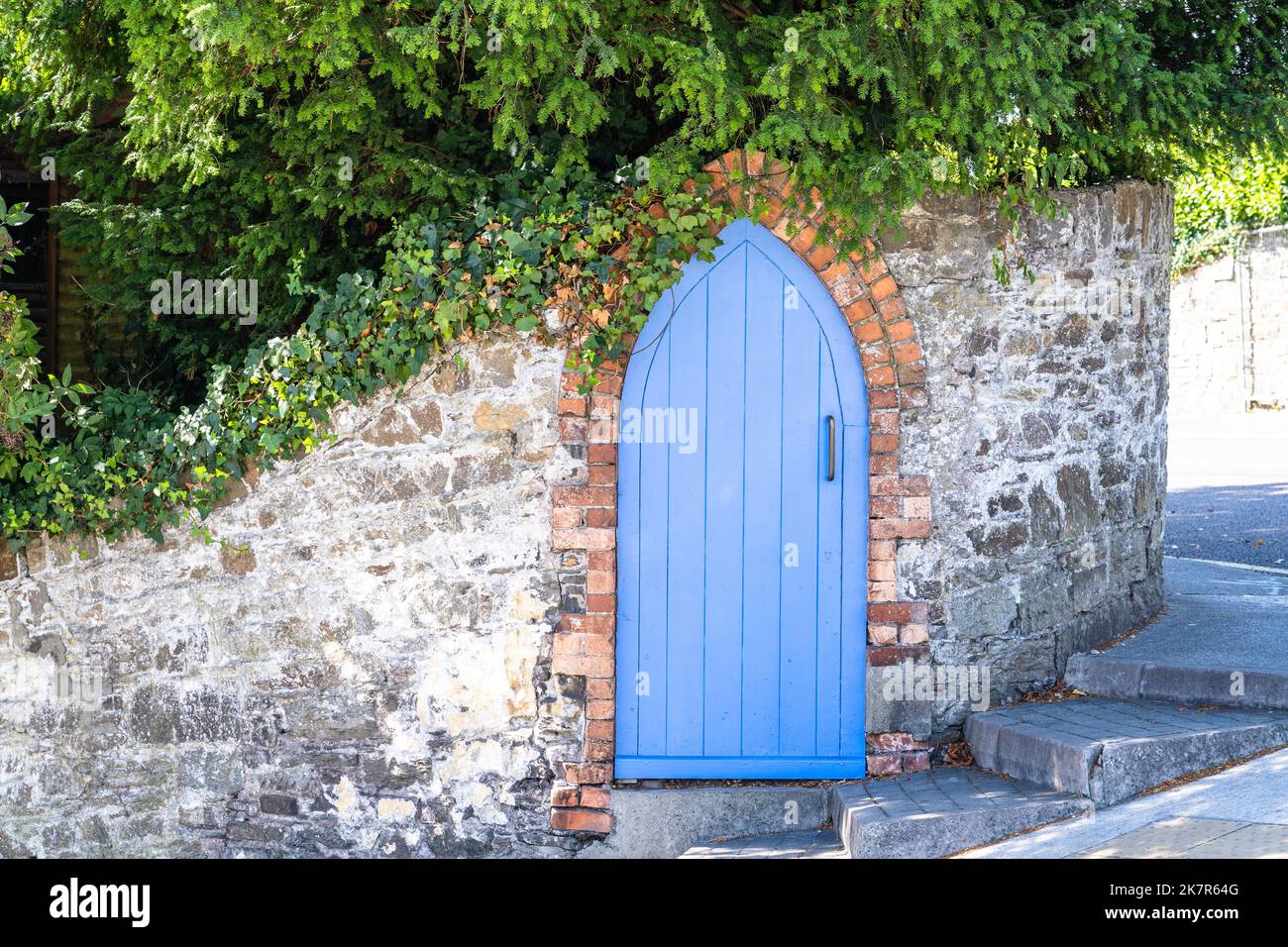 Die Eingangstür in einer Felswand sieht aus wie ein Gnom Zuhause Stockfoto