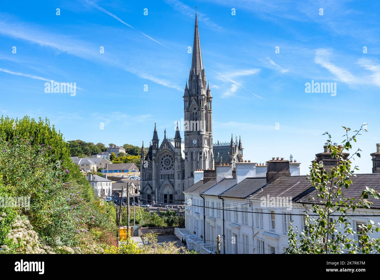 Die St. Colman's Cathedral in Cobh, Irland, hat einen Granitturm und ist im französischen gotischen Stil gestaltet Stockfoto