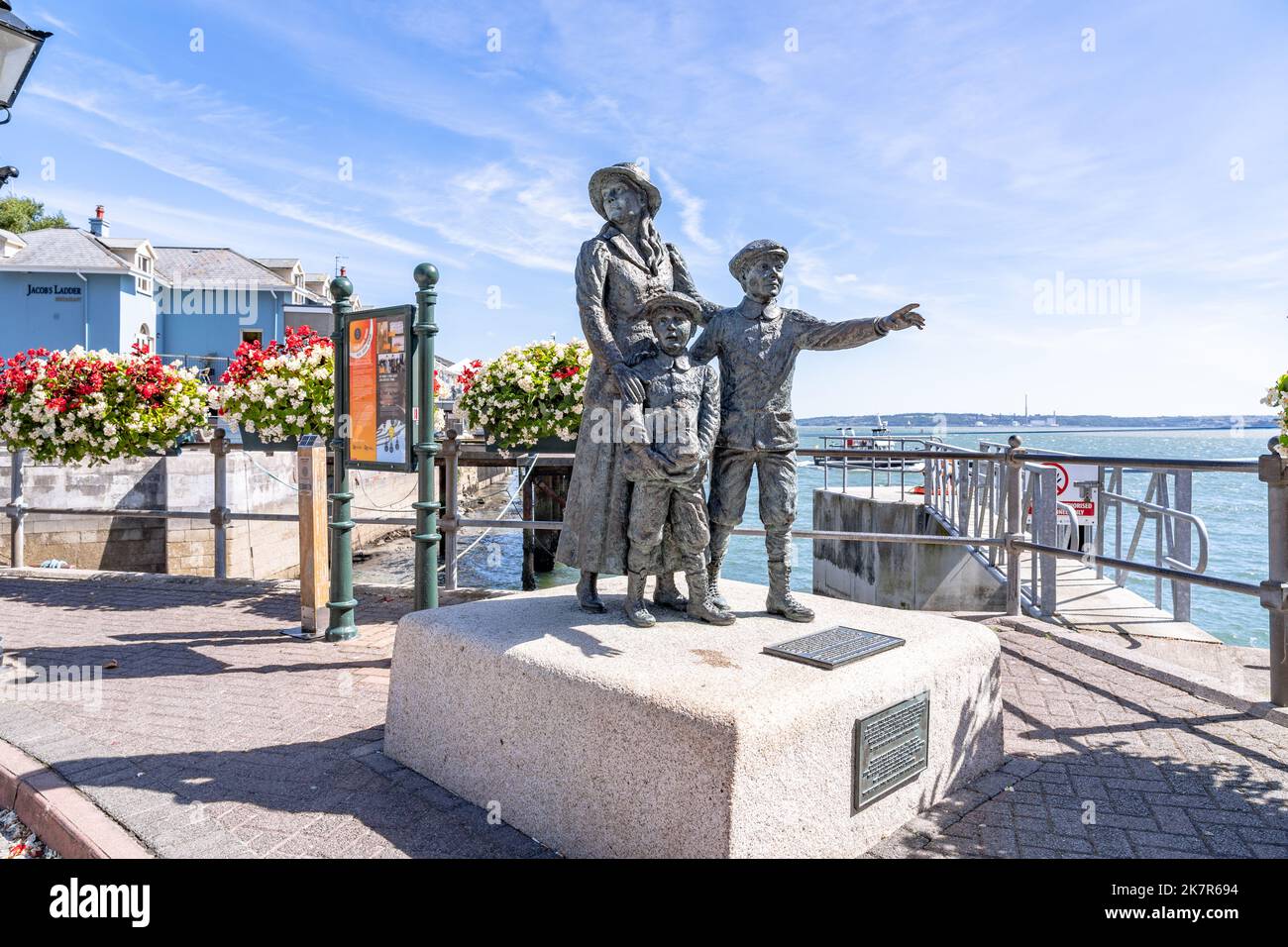 Annie Moore Monument in Cobh, Irland Bronzestatue von der irischen Bildhauerin Jeanne Rynhart Stockfoto