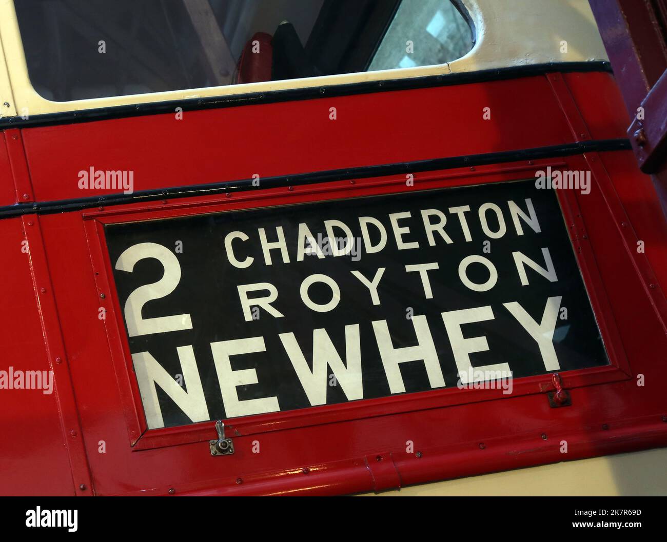 Alter rot-weißer Bus, Service 2, Chadderton, Royton, Newhey, Greater Manchester, historisches Fahrzeug Stockfoto