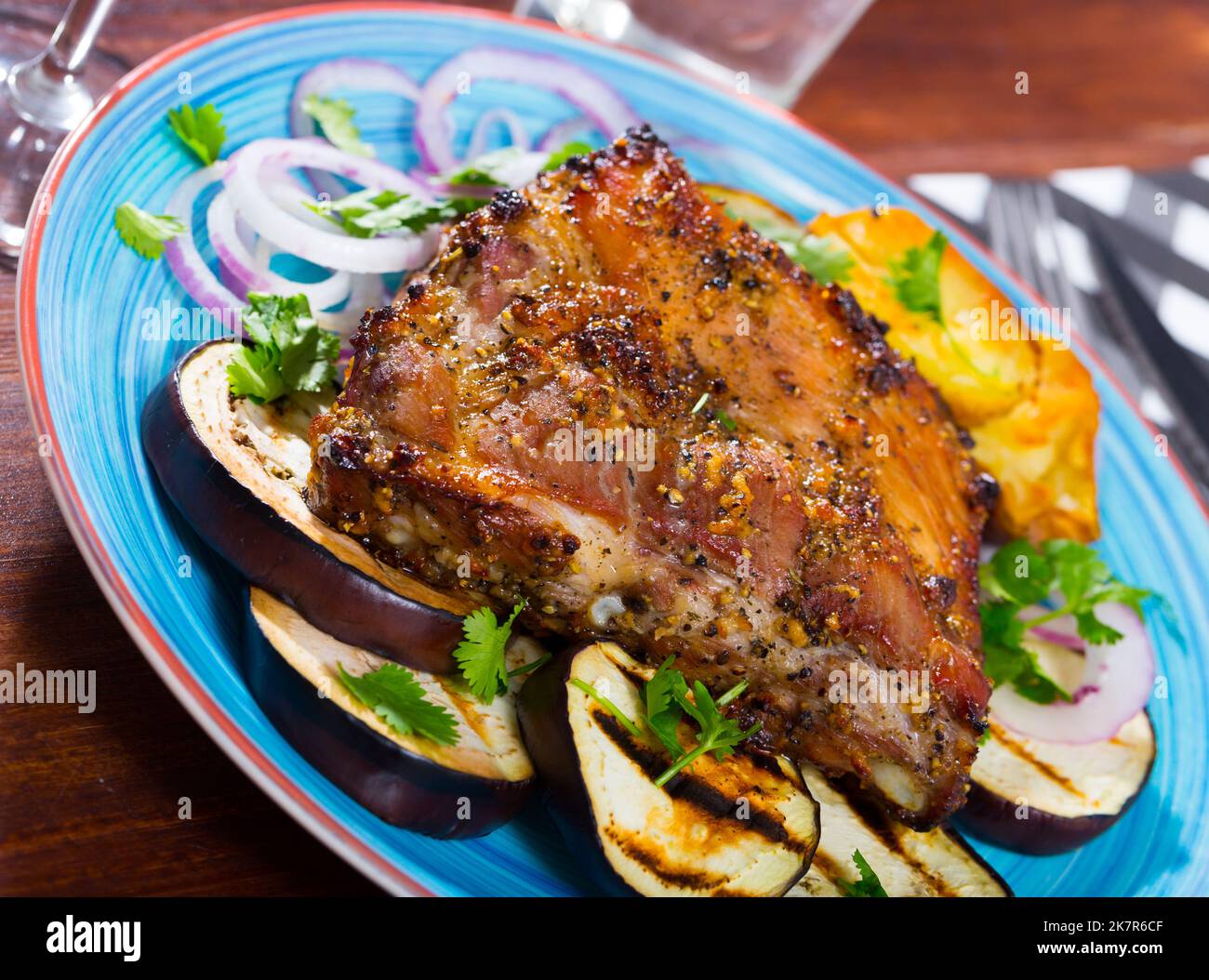 Gebratenes schweinefleisch carre mit Gemüse Stockfoto