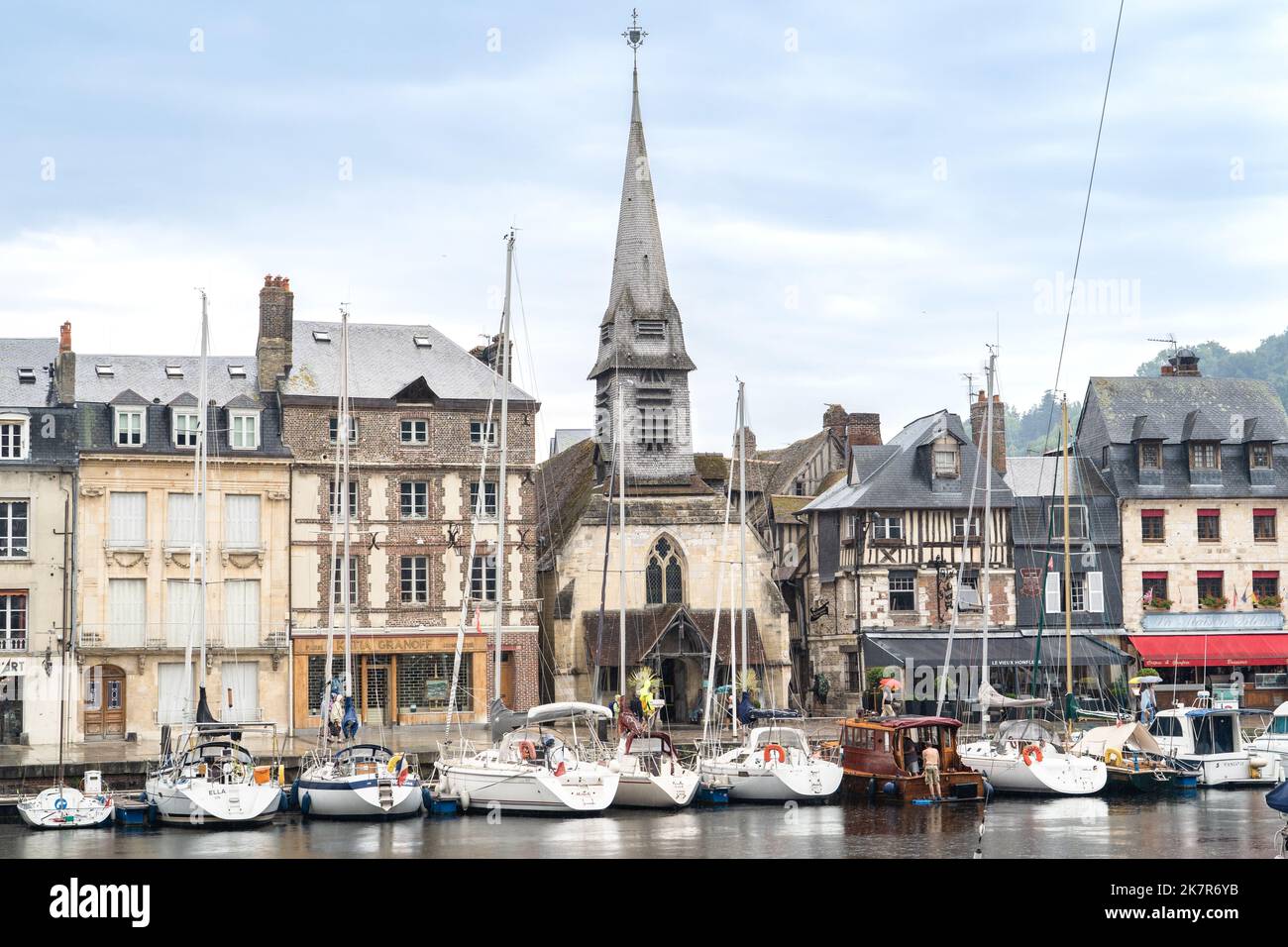 Malerisches Künstlerdorf mit Yachthafen in Honfleur, Frankreich Stockfoto