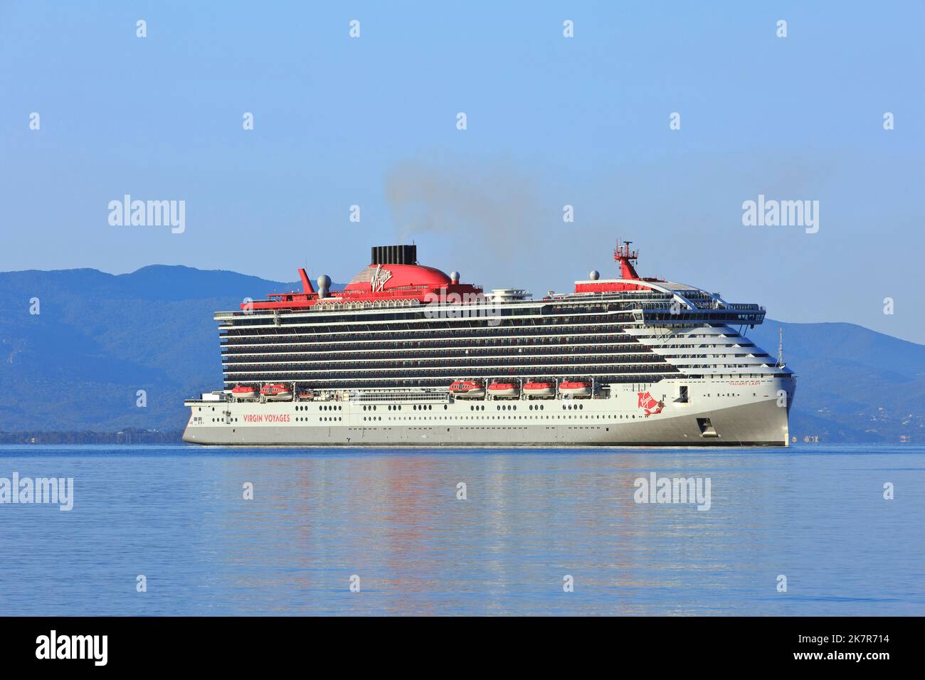 Das Valiant Lady-Schiff (2019) von Virgin Voyages in der Bucht von Ajaccio (Corse-du-Sud), Frankreich Stockfoto