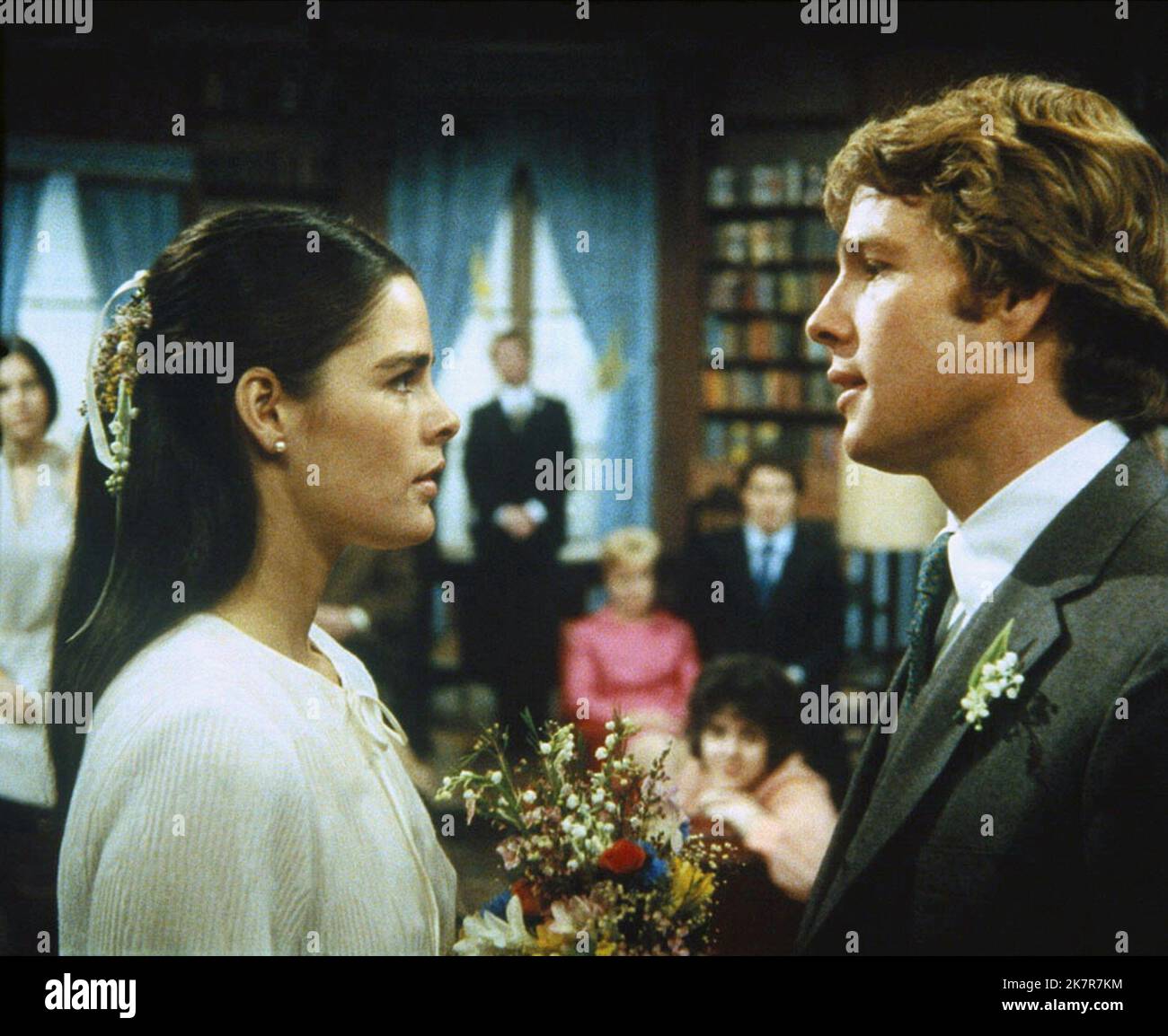 Ali MacGraw & Ryan O'Neal Film Love Story (USA 1970) Charaktere: Jennifer Cavalleri, Oliver Barrett IV Regie: Arthur Hiller 16. Dezember 1970 **WARNUNG** dieses Foto ist nur für redaktionelle Zwecke bestimmt und unterliegt dem Urheberrecht von PARAMOUNT und/oder dem Fotografen, der von der Film or Production Company zugewiesen wurde. Es ist eine obligatorische Gutschrift bis ÜBERGEORDNETEN BETRAG erforderlich. Der Fotograf sollte ebenfalls angerechnet werden, wenn er bekannt ist. Ohne schriftliche Genehmigung der Film Company kann keine kommerzielle Nutzung gewährt werden. Stockfoto