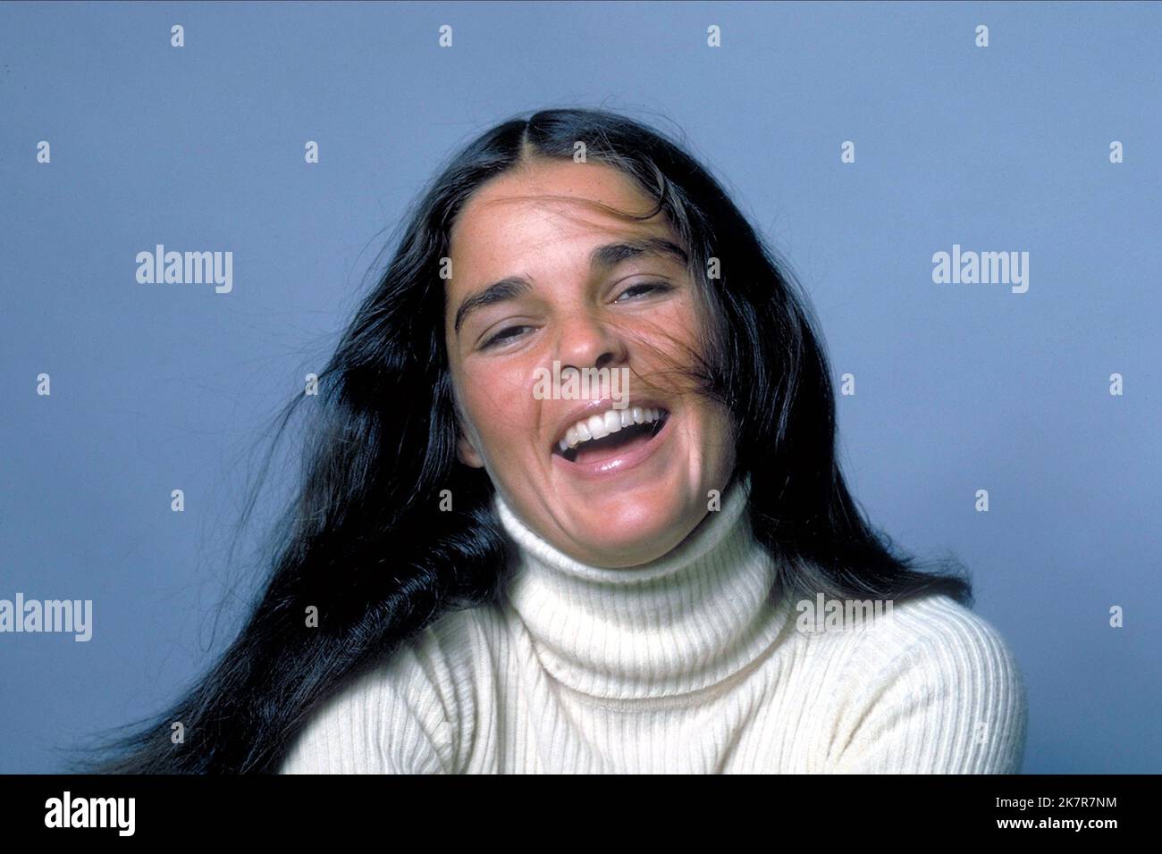 Ali MacGraw Film Love Story (USA 1970) Charaktere: Jennifer Cavalleri Regie: Arthur Hiller 16. Dezember 1970 **WARNUNG** dieses Foto ist nur für redaktionelle Zwecke bestimmt und unterliegt dem Urheberrecht von PARAMOUNT und/oder dem Fotografen, der von der Film- oder Produktionsgesellschaft beauftragt wurde. Es kann nur durch Veröffentlichungen in Verbindung mit der Werbung für den obigen Film reproduziert werden. Es ist eine obligatorische Gutschrift bis ÜBERGEORDNETEN BETRAG erforderlich. Der Fotograf sollte ebenfalls angerechnet werden, wenn er bekannt ist. Ohne schriftliche Genehmigung der Film Company kann keine kommerzielle Nutzung gewährt werden. Stockfoto