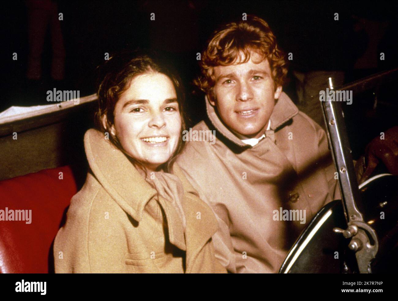 Ali MacGraw & Ryan O'Neal Film Love Story (USA 1970) Charaktere: Jennifer Cavalleri, Oliver Barrett IV Regie: Arthur Hiller 16. Dezember 1970 **WARNUNG** dieses Foto ist nur für redaktionelle Zwecke bestimmt und unterliegt dem Urheberrecht von PARAMOUNT und/oder dem Fotografen, der von der Film or Production Company zugewiesen wurde. Es ist eine obligatorische Gutschrift bis ÜBERGEORDNETEN BETRAG erforderlich. Der Fotograf sollte ebenfalls angerechnet werden, wenn er bekannt ist. Ohne schriftliche Genehmigung der Film Company kann keine kommerzielle Nutzung gewährt werden. Stockfoto