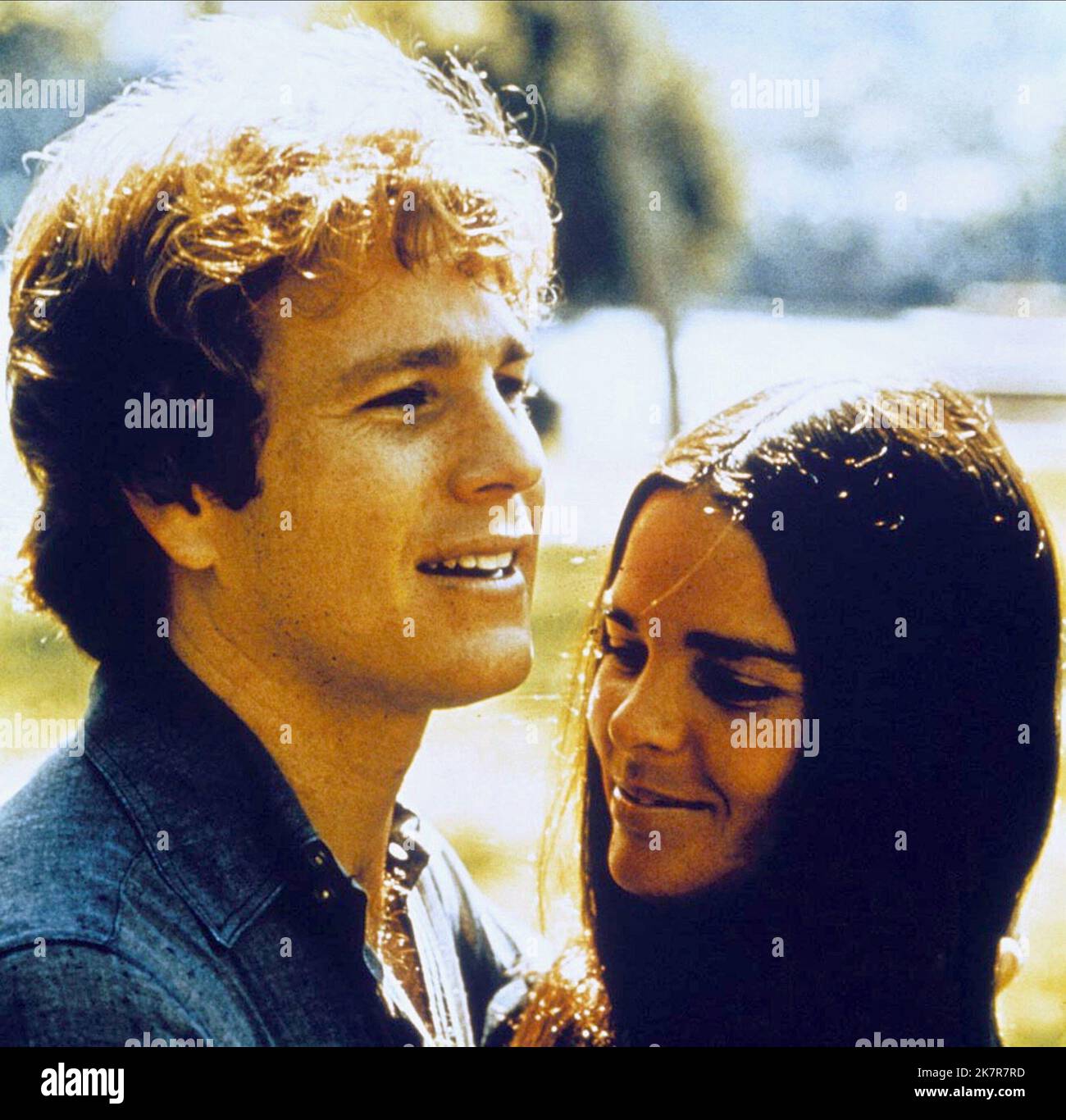 Ryan O'Neal & Ali MacGraw Film Love Story (USA 1970) Charaktere: Oliver Barrett IV, Jennifer Cavalleri Regie: Arthur Hiller 16. Dezember 1970 **WARNUNG** dieses Foto ist nur für redaktionelle Zwecke bestimmt und unterliegt dem Copyright von PARAMOUNT und/oder dem Fotografen, der von der Film or Production Company zugewiesen wurde. Es kann nur durch Veröffentlichungen in Verbindung mit der Werbung für den oben genannten Film reproduziert werden. Es ist eine obligatorische Gutschrift bis ÜBERGEORDNETEN BETRAG erforderlich. Der Fotograf sollte ebenfalls angerechnet werden, wenn er bekannt ist. Ohne schriftliche Genehmigung der Film Company kann keine kommerzielle Nutzung gewährt werden. Stockfoto