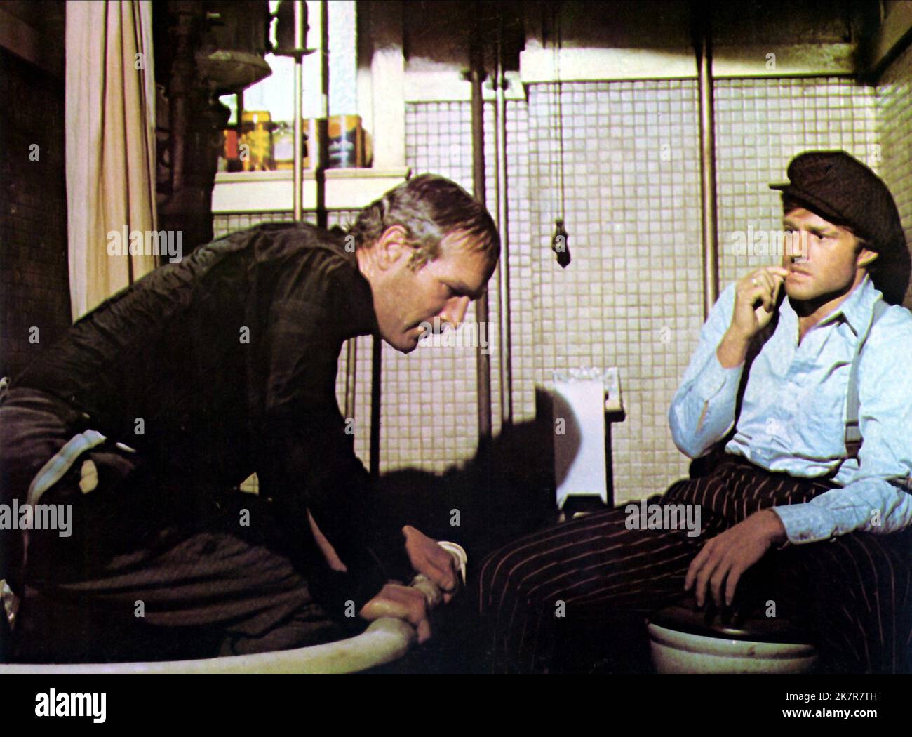 Paul Newman & Robert Redford Film: The Sting (USA 1973) Charaktere: Henry Gondorff, Johnny Hooker Regie: George Roy Hill 25 December 1973 **WARNUNG** Dieses Foto ist nur für den redaktionellen Gebrauch bestimmt und unterliegt dem Copyright von UNIVERSAL und/oder dem Fotografen, der von der Film- oder Produktionsfirma beauftragt wurde und kann nur durch Publikationen im Zusammenhang mit der Bewerbung des oben genannten Films reproduziert werden. Eine obligatorische Gutschrift an UNIVERSAL ist erforderlich. Der Fotograf sollte auch bei Bekanntwerden des Fotos gutgeschrieben werden. Ohne schriftliche Genehmigung der Film Company kann keine kommerzielle Nutzung gewährt werden. Stockfoto