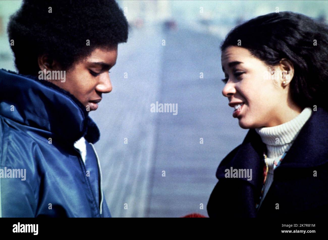 Kevin Hooks & Irene Cara Film: Aaron Loves Angela (1975) Charaktere: Aaron, Angela Regie: Gordon Parks Jr. 25. Dezember 1975 **WARNUNG** Dieses Foto ist nur für redaktionelle Zwecke bestimmt und unterliegt dem Copyright der COLUMBIA PICTURES CORPORATION und/oder des Fotografen, der von der Film- oder Produktionsfirma beauftragt wurde und darf nur von Publikationen im Zusammenhang mit der Bewerbung des oben genannten Films reproduziert werden. Eine obligatorische Gutschrift an DIE COLUMBIA PICTURES CORPORATION ist erforderlich. Der Fotograf sollte auch bei Bekanntwerden des Fotos gutgeschrieben werden. Ohne schriftliche Genehmigung der Film Company kann keine kommerzielle Nutzung gewährt werden. Stockfoto