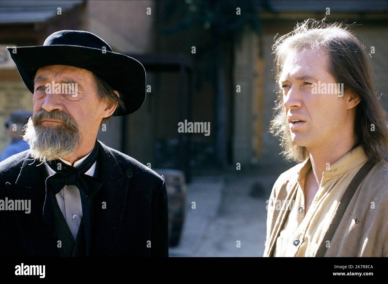 John Carradine & David Carradine Television: Kung Fu (TV-Serie) Charaktere: Serenity Johnson, Caine USA 1972-1975, 22. Februar 1972 **WARNUNG** dieses Foto ist nur für redaktionelle Zwecke und ist urheberrechtlich geschützt von WARNER BROS. DAS FERNSEHEN und/oder der Fotograf, der von der Film- oder Produktionsgesellschaft beauftragt wurde, können nur durch Veröffentlichungen in Verbindung mit der Werbung für den oben genannten Film reproduziert werden. Eine obligatorische Gutschrift an WARNER BROS. FERNSEHER ist erforderlich. Der Fotograf sollte ebenfalls angerechnet werden, wenn er bekannt ist. Ohne schriftliche Genehmigung der Film Company kann keine kommerzielle Nutzung gewährt werden. Stockfoto