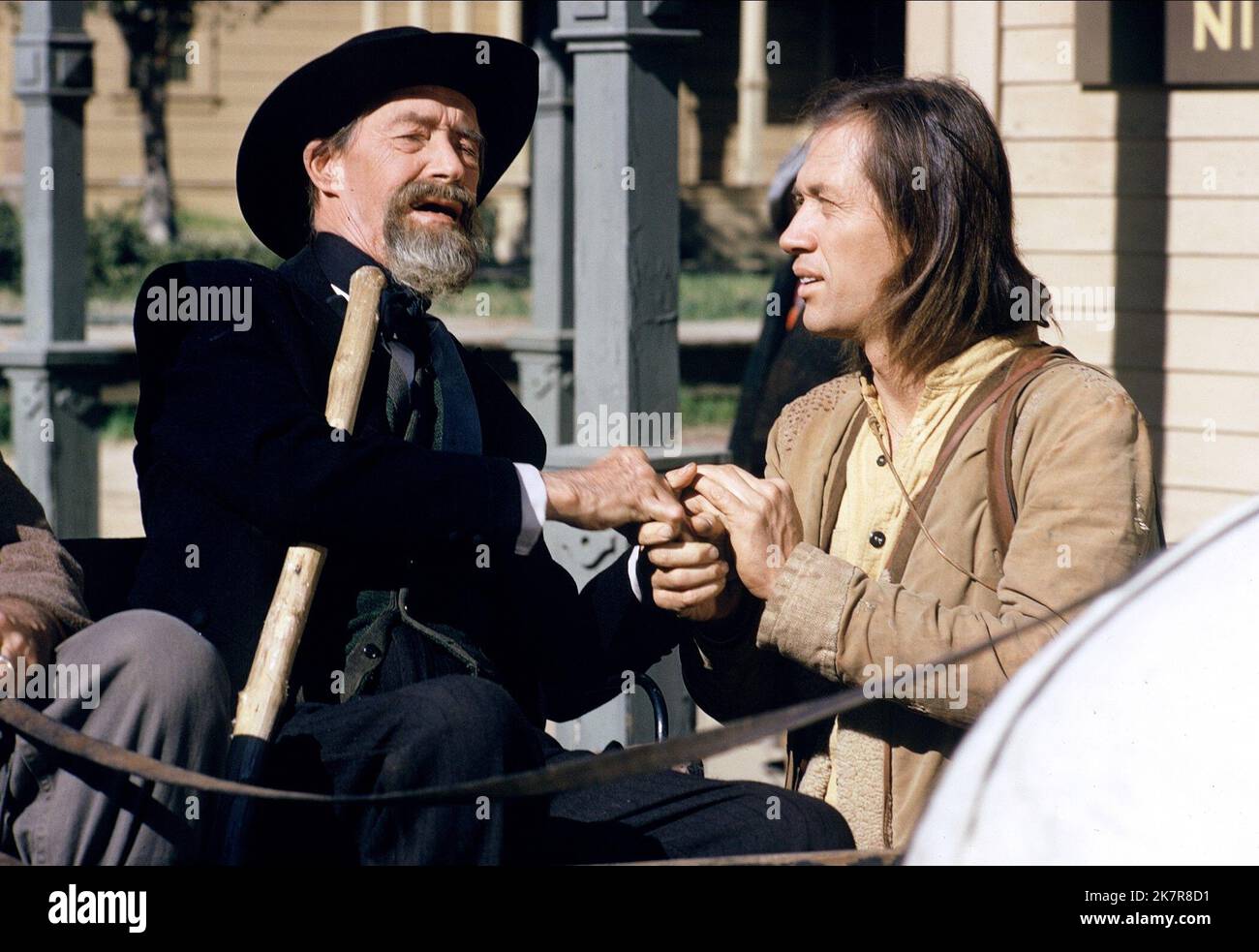 John Carradine & David Carradine Television: Kung Fu (TV-Serie) Charaktere: Serenity Johnson, Caine USA 1972-1975, 22. Februar 1972 **WARNUNG** dieses Foto ist nur für redaktionelle Zwecke und ist urheberrechtlich geschützt von WARNER BROS. DAS FERNSEHEN und/oder der Fotograf, der von der Film- oder Produktionsgesellschaft beauftragt wurde, können nur durch Veröffentlichungen in Verbindung mit der Werbung für den oben genannten Film reproduziert werden. Eine obligatorische Gutschrift an WARNER BROS. FERNSEHER ist erforderlich. Der Fotograf sollte ebenfalls angerechnet werden, wenn er bekannt ist. Ohne schriftliche Genehmigung der Film Company kann keine kommerzielle Nutzung gewährt werden. Stockfoto