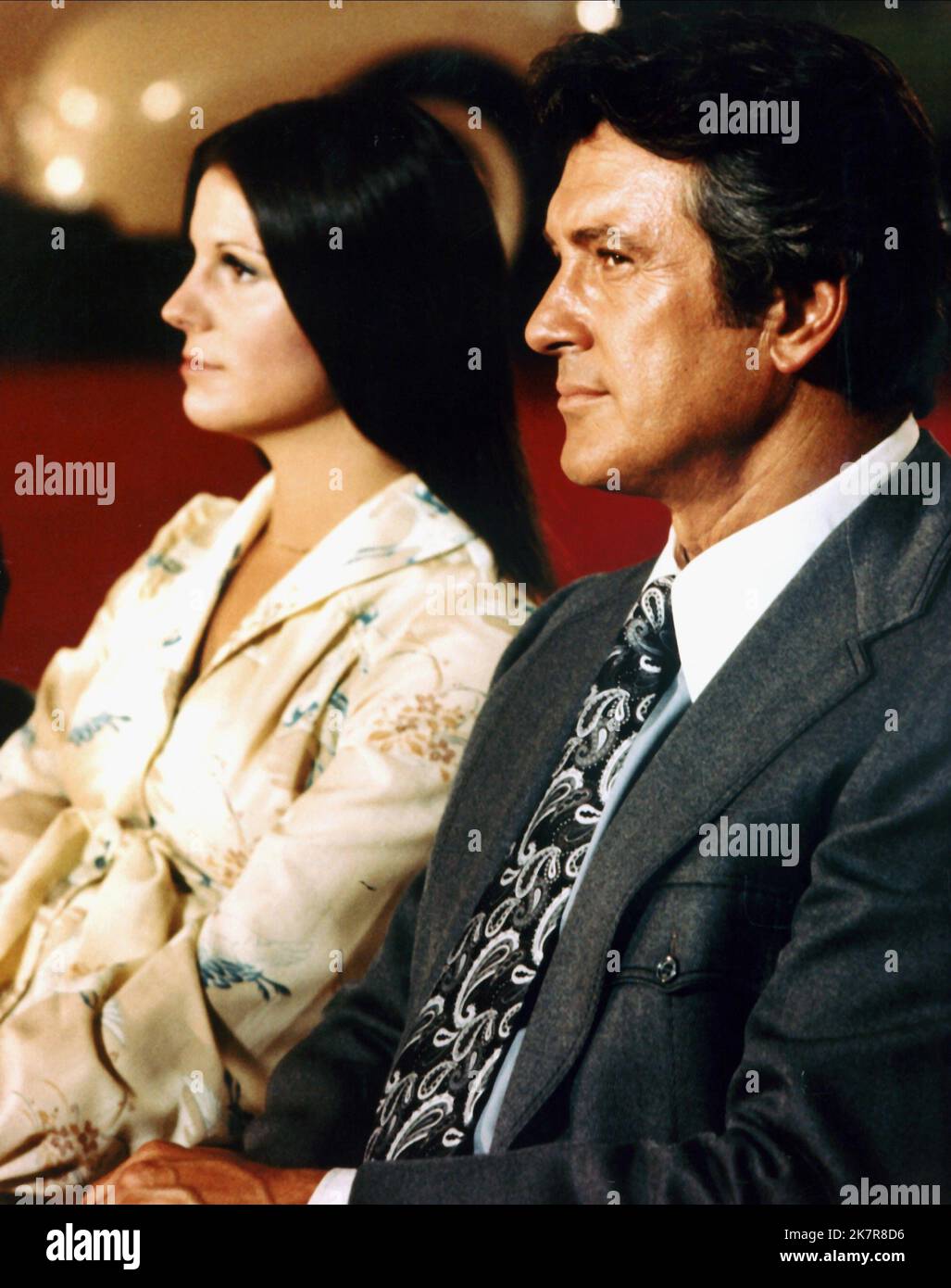 Susan Saint James & Rock Hudson Television: McMillan & Wife (1978) Charaktere: Sally McMillan, Polizeikommissar Stewart 'Mac' McMillan Regie: Leonard Stern 29. September 1971 **WARNUNG** Dieses Foto ist nur für redaktionelle Zwecke bestimmt und unterliegt dem Copyright der Film Company und/oder des Fotografen, der von der Film- oder Produktionsfirma beauftragt wurde und darf nur von Publikationen im Zusammenhang mit der Bewerbung des oben genannten Films reproduziert werden. Eine obligatorische Gutschrift an die Filmgesellschaft ist erforderlich. Der Fotograf sollte auch bei Bekanntwerden des Fotos gutgeschrieben werden. Ohne schriftliche Genehmigung kann keine kommerzielle Nutzung gewährt werden Stockfoto