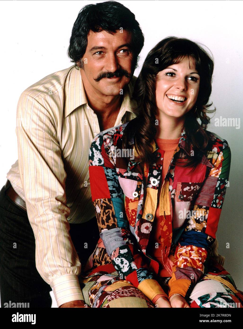 Rock Hudson & Susan Saint James Television: McMillan & Wife (1971) Charaktere: Polizeikommissar Stewart 'Mac' McMillan, Sally McMillan Regie: Leonard Stern 29. September 1971 **WARNUNG** Dieses Foto ist nur für redaktionelle Zwecke bestimmt und unterliegt dem Copyright der Film Company und/oder des Fotografen, der von der Film- oder Produktionsfirma beauftragt wurde und darf nur von Publikationen im Zusammenhang mit der Bewerbung des oben genannten Films reproduziert werden. Eine obligatorische Gutschrift an die Filmgesellschaft ist erforderlich. Der Fotograf sollte auch bei Bekanntwerden des Fotos gutgeschrieben werden. Ohne schriftliche Genehmigung kann keine kommerzielle Nutzung gewährt werden Stockfoto
