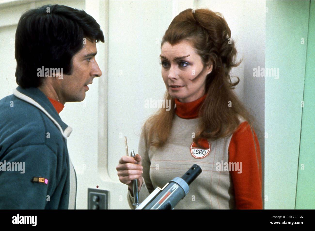 Tony Anholt & Catherine Schell Television: Space 1999 ; Space: 1999 (1975) Characters: Tony Verdeschi, Maya Regie: Gerry Anderson & Silvia Anderson 04. September 1975 **WARNUNG** Dieses Foto ist nur für den redaktionellen Gebrauch bestimmt und unterliegt dem Copyright von CBSFOX und/oder des Fotografen, der von der Film- oder Produktionsfirma beauftragt wurde, und kann nur von Publikationen im Zusammenhang mit der Bewerbung des oben genannten Films reproduziert werden. Eine obligatorische Gutschrift an CBSFOX ist erforderlich. Der Fotograf sollte auch bei Bekanntwerden des Fotos gutgeschrieben werden. Ohne schriftliche Genehmigung der Film Company kann keine kommerzielle Nutzung gewährt werden. Stockfoto