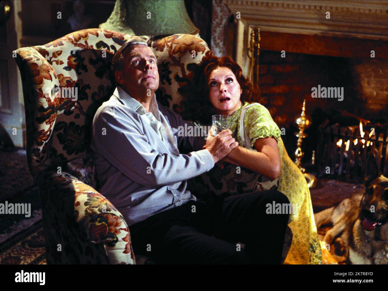 Ian Carmichael & Nyree Dawn Porter Film: From Beyond the Grave (1974) Charaktere: Reginald Warren (Segment 3 „das Element“), Susan Warren (Segment 3 „das Element“) Regie: Kevin Connor 21 February 1974 **WARNUNG** Dieses Foto ist nur für redaktionelle Zwecke bestimmt und unterliegt dem Copyright von AMICUS und/oder dem Fotografen, der von der Film- oder Produktionsfirma beauftragt wurde, und kann nur von Publikationen im Zusammenhang mit der Bewerbung des oben genannten Films reproduziert werden. Eine obligatorische Gutschrift für AMICUS ist erforderlich. Der Fotograf sollte auch bei Bekanntwerden des Fotos gutgeschrieben werden. Ohne Schreibzugriff kann keine kommerzielle Nutzung gewährt werden Stockfoto