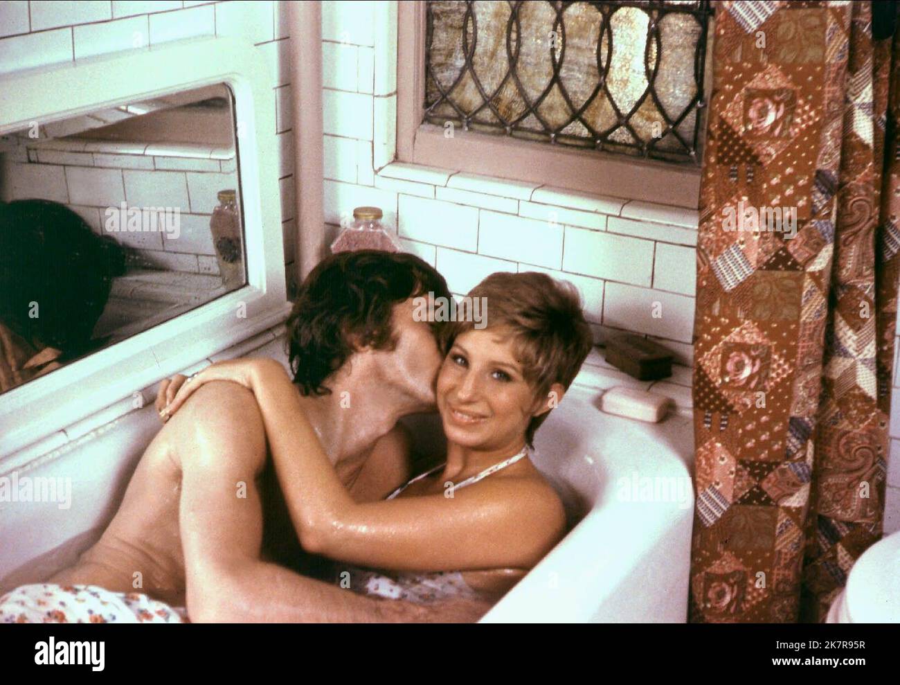 Michael Sarrazin & Barbra Streisand Film: For Pete'S Sake (USA 1974) Charaktere: Pete Robbins & Henrietta 'Henry' Robbins Regie: Peter Yates 26 June 1974 **WARNUNG** Dieses Foto ist nur für redaktionelle Zwecke bestimmt und unterliegt dem Copyright von COLUMBIA und/oder des Fotografen, der von der Film- oder Produktionsfirma beauftragt wurde und darf nur von Publikationen im Zusammenhang mit der Bewerbung des oben genannten Films reproduziert werden. Eine obligatorische Gutschrift an COLUMBIA ist erforderlich. Der Fotograf sollte auch bei Bekanntwerden des Fotos gutgeschrieben werden. Ohne schriftliche Genehmigung der Film Company kann keine kommerzielle Nutzung gewährt werden. Stockfoto