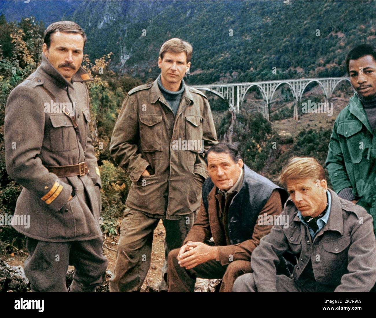 Franco Nero, Harrison Ford, Robert Shaw, Edward Fox & Carl Weathers Film: Force 10 aus Navarone (USA/UK 1978) Charaktere: Capt. Nikolai Leskovar (als Lescovar),Oberstleutnant Mike Barnsby,Maj. Keith Mallory, SSgt. Dusty Miller & Sgt. Weaver / Ort: Durdevica-Tara-Brücke In Montenegro (Brücke Über Den Fluss Tara Bei Djurdjevica Tara, Zabljak, Montenegro) Regie: Guy Hamilton 16. August 1978 **WARNUNG** Dieses Foto ist nur für den redaktionellen Gebrauch bestimmt und unterliegt dem Copyright von COLUMBIA PICTURES und/oder des Fotografen, der von der Film oder Production Company beauftragt wurde und kann nur von publ reproduziert werden Stockfoto