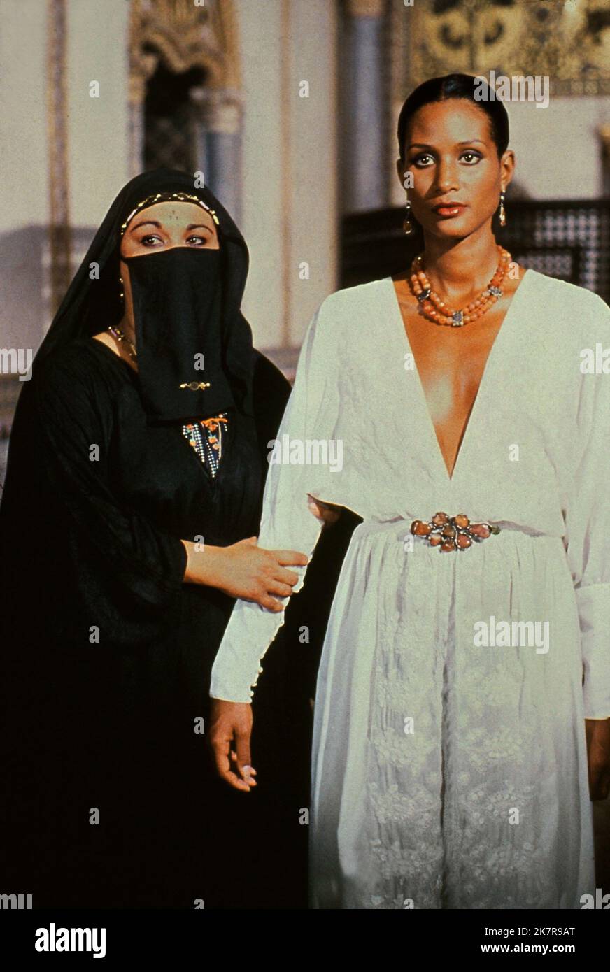 Beverly Johnson Film: Ashanti (FR 1979) Charaktere: MIT Dr. Anansa Lindervon Regisseur: Richard Fleischer 03 March 1979 **WARNUNG** Dieses Foto ist nur für den redaktionellen Gebrauch bestimmt und unterliegt dem Copyright von WARNER BROS. Und/oder den Fotografen, der vom Film- oder Produktionsunternehmen beauftragt wurde und nur durch Publikationen im Zusammenhang mit der Bewerbung des oben genannten Films reproduziert werden kann. Eine obligatorische Gutschrift an WARNER BROS. Ist erforderlich. Der Fotograf sollte auch bei Bekanntwerden des Fotos gutgeschrieben werden. Ohne schriftliche Genehmigung der Film Company kann keine kommerzielle Nutzung gewährt werden. Stockfoto