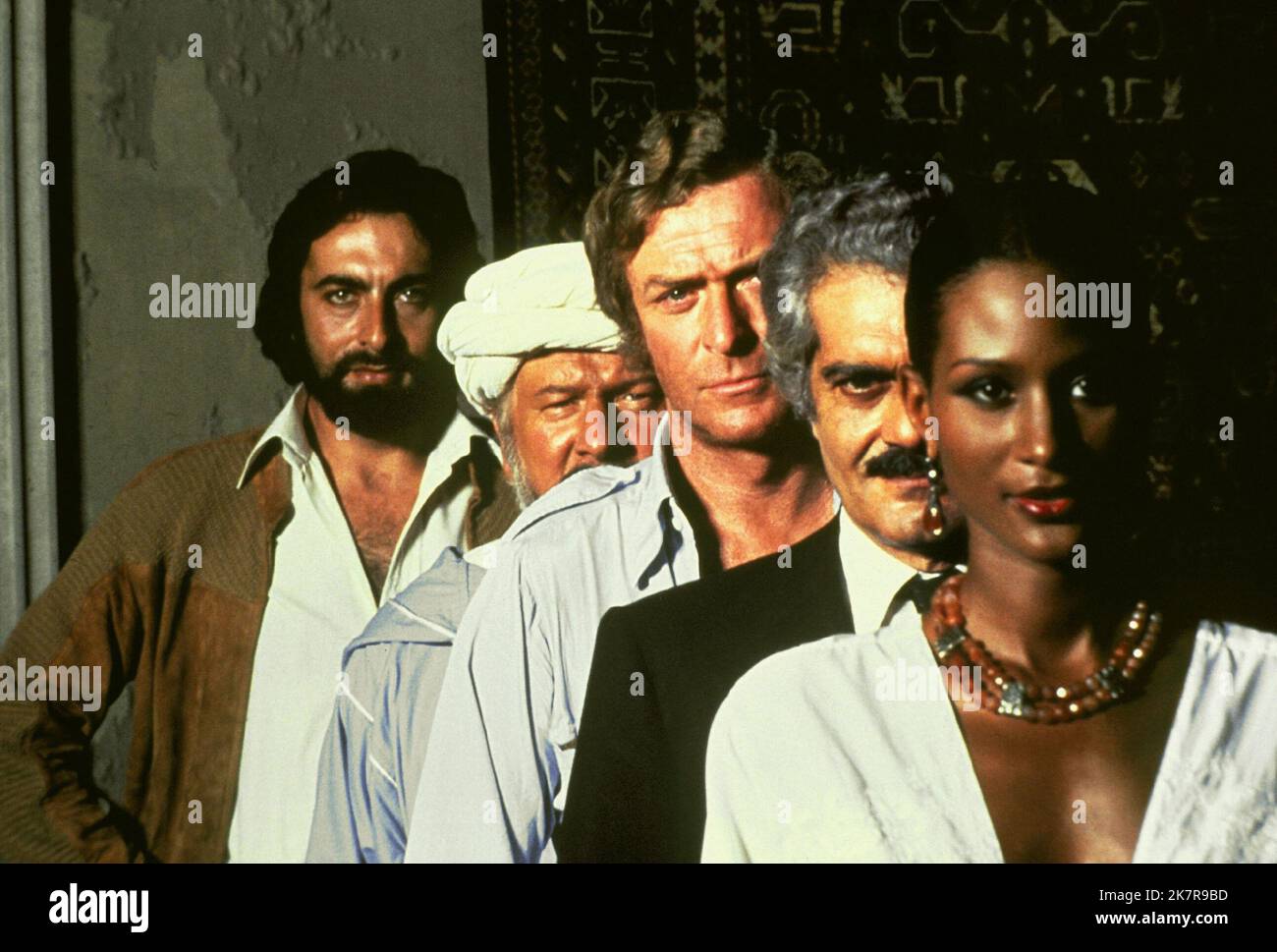 Kabir Bedi, Peter Ustinov, Michael Caine, Omar Sharif & Beverly Johnson Film: Ashanti (FR 1979) Charaktere: Malik,Suleiman,Dr. David Linderby,Prince Hassan & Dr. Anansa Linderby Regie: Richard Fleischer 03 March 1979 **WARNUNG** Dieses Foto ist nur für den redaktionellen Gebrauch bestimmt und unterliegt dem Copyright von WARNER BROS. Und/oder den Fotografen, der vom Film- oder Produktionsunternehmen beauftragt wurde und nur durch Publikationen im Zusammenhang mit der Bewerbung des oben genannten Films reproduziert werden kann. Eine obligatorische Gutschrift an WARNER BROS. Ist erforderlich. Der Fotograf sollte auch bei Bekanntwerden des Fotos gutgeschrieben werden. Keine kommerzielle Nutzung möglich Stockfoto