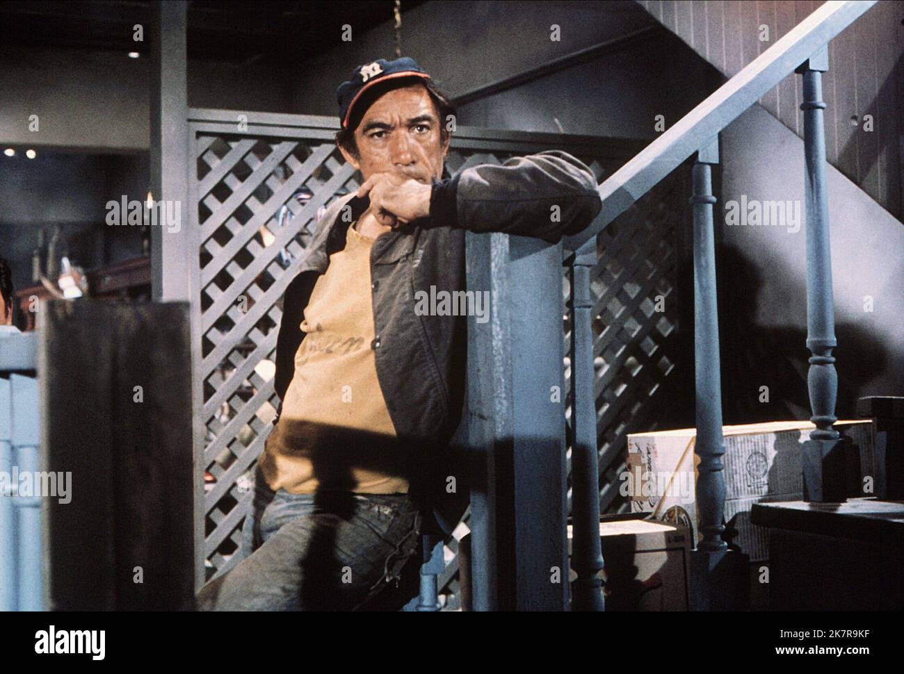 Anthony Quinn Film: Flap; The Last Warrior (1978) Charaktere: Flapping Eagle Regie: Carol Reed 01 November 1970 **WARNUNG** Dieses Foto ist nur für redaktionelle Zwecke bestimmt und unterliegt dem Copyright von WARNER BROS und/oder dem Fotografen, der von der Film- oder Produktionsfirma beauftragt wurde, und kann nur von Publikationen im Zusammenhang mit der Bewerbung des oben genannten Films reproduziert werden. Eine obligatorische Gutschrift an WARNER BROS ist erforderlich. Der Fotograf sollte auch bei Bekanntwerden des Fotos gutgeschrieben werden. Ohne schriftliche Genehmigung der Film Company kann keine kommerzielle Nutzung gewährt werden. Stockfoto