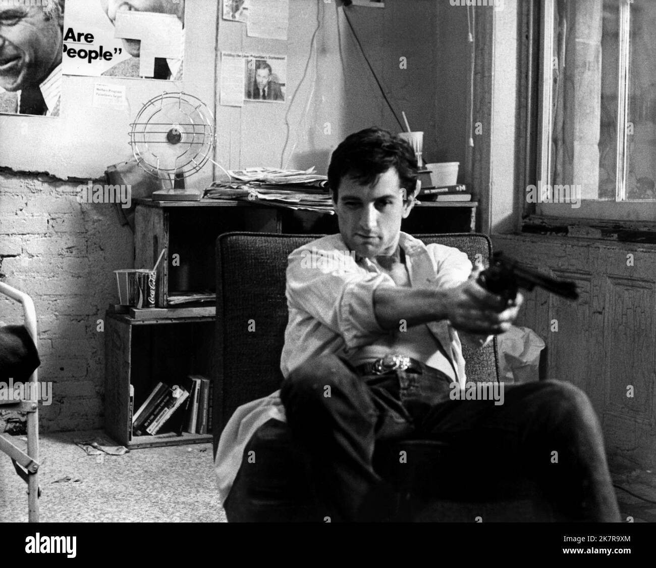 Robert de Niro Film Taxi Driver (USA 1976) Charaktere: Travis Bickle Regie: Martin Scorsese 07. Februar 1976 **WARNUNG** dieses Foto ist nur für redaktionelle Zwecke bestimmt und unterliegt dem Copyright von COLUMBIA PICTURES und/oder dem Fotografen, der von der Film- oder Produktionsgesellschaft beauftragt wurde. Es kann nur durch Veröffentlichungen in Verbindung mit der Werbung für den oben genannten Film reproduziert werden. Eine obligatorische Gutschrift für COLUMBIA PICTURES ist erforderlich. Der Fotograf sollte ebenfalls angerechnet werden, wenn er bekannt ist. Ohne schriftliche Genehmigung der Film Company kann keine kommerzielle Nutzung gewährt werden. Stockfoto