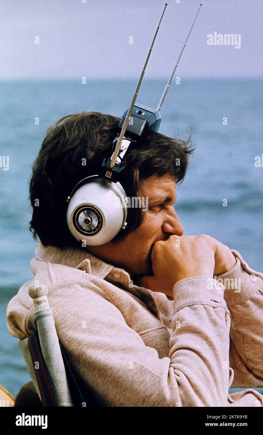 Steven Spielberg Film: JAWS (USA 1975) Charaktere: Amity Point Livestation Worker (Stimme) (nicht gutgeschrieben) Regie: Steven Spielberg 20 June 1975 **WARNUNG** Dieses Foto ist nur für redaktionelle Zwecke bestimmt und unterliegt dem Copyright von UNIVERSAL und/oder dem Fotografen, der von der Film- oder Produktionsfirma beauftragt wurde und darf nur von Publikationen im Zusammenhang mit der Bewerbung des oben genannten Films reproduziert werden. Eine obligatorische Gutschrift an UNIVERSAL ist erforderlich. Der Fotograf sollte auch bei Bekanntwerden des Fotos gutgeschrieben werden. Ohne schriftliche Genehmigung der Film Company kann keine kommerzielle Nutzung gewährt werden. Stockfoto