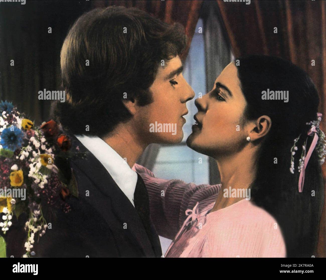 Ryan O'Neal & Ali Macgraw Film: Love Story (USA 1970) Charaktere: & Jennifer Cavalleri Regie: Arthur Hiller 16 December 1970 **WARNUNG** Dieses Foto ist nur für redaktionelle Zwecke bestimmt und unterliegt dem Copyright von PARAMOUNT und/oder des Fotografen, der von der Film- oder Produktionsfirma beauftragt wurde und darf nur von Publikationen im Zusammenhang mit der Bewerbung des oben genannten Films reproduziert werden. Eine obligatorische Gutschrift an PARAMOUNT ist erforderlich. Der Fotograf sollte auch bei Bekanntwerden des Fotos gutgeschrieben werden. Ohne schriftliche Genehmigung der Film Company kann keine kommerzielle Nutzung gewährt werden. Stockfoto