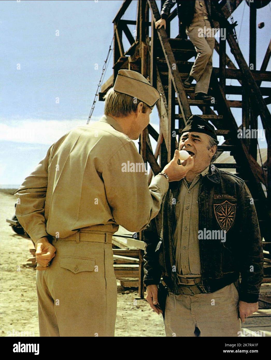 Jon Voight & Martin Balsam Film: Catch-22 (USA 1970) Charaktere: 1. LT. Milo Minderbinder & Col. Cathcart / Literaturverfilmung (nach dem Buch von Joseph Heller) Regie: Mike Nichols 24 June 1970 **WARNUNG** Dieses Foto ist nur für redaktionelle Zwecke bestimmt und unterliegt dem Copyright von PARAMOUNT PICTURES und/oder des Fotografen, der von der Film- oder Produktionsfirma beauftragt wurde und darf nur von Publikationen im Zusammenhang mit der Bewerbung des oben genannten Films reproduziert werden. Eine obligatorische Gutschrift für PARAMOUNT-BILDER ist erforderlich. Der Fotograf sollte auch bei Bekanntwerden des Fotos gutgeschrieben werden. Keine kommerzielle Nutzung kann GRA sein Stockfoto