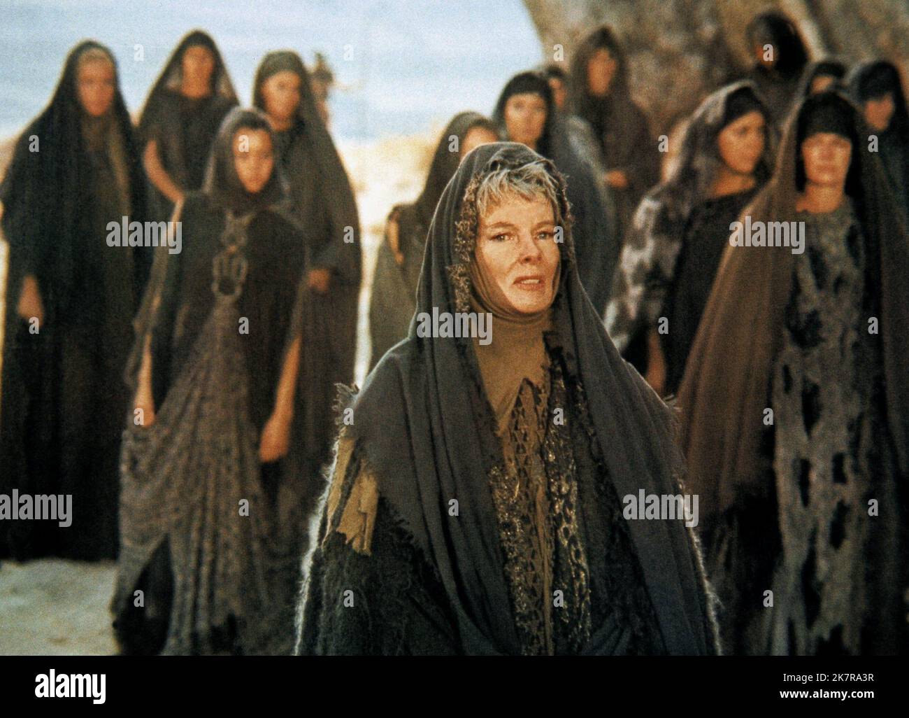 Katharine Hepburn Film die Trojanischen Frauen (1976) Regie: Michael Cacoyannis 27. September 1971 **WARNUNG** dieses Foto ist nur für redaktionelle Zwecke bestimmt und unterliegt dem Urheberrecht von CINERAMA und/oder dem von der Film- oder Produktionsgesellschaft beauftragten Fotografen und kann nur durch Veröffentlichungen in Verbindung mit der Werbung für den oben genannten Film reproduziert werden. Eine obligatorische Gutschrift für CINERAMA ist erforderlich. Der Fotograf sollte ebenfalls angerechnet werden, wenn er bekannt ist. Ohne schriftliche Genehmigung der Film Company kann keine kommerzielle Nutzung gewährt werden. Stockfoto