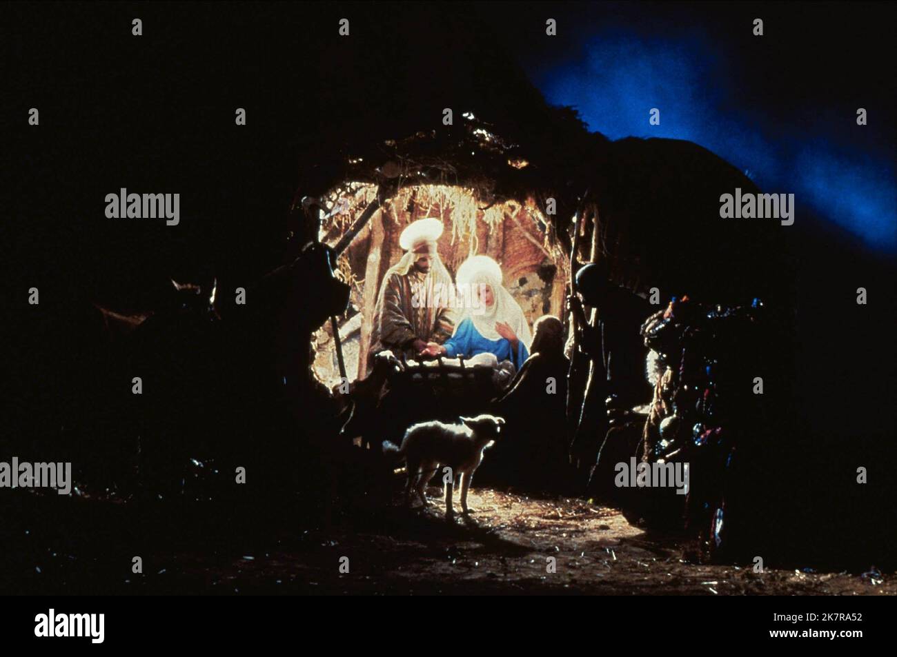 Mary,Joseph & Jesus in Crib Film: Monty Python'S Life of Brian (UK 1979) Regie: Terry Jones 17. August 1979 **WARNUNG** Dieses Foto ist nur für redaktionelle Zwecke bestimmt und unterliegt dem Copyright von PYTHON und/oder dem von der Film- oder Produktionsgesellschaft beauftragten Fotografen.Es kann nur von Publikationen im Zusammenhang mit der Bewerbung des oben genannten Films reproduziert werden. Eine obligatorische Gutschrift an PYTHON ist erforderlich. Der Fotograf sollte auch bei Bekanntwerden des Fotos gutgeschrieben werden. Ohne schriftliche Genehmigung der Film Company kann keine kommerzielle Nutzung gewährt werden. Stockfoto