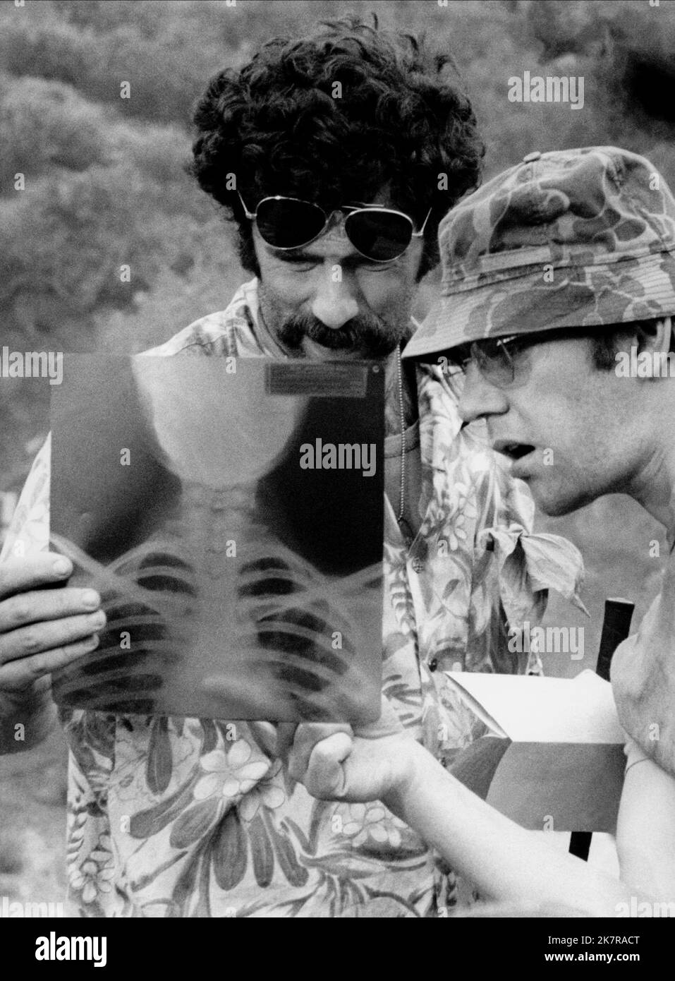 Elliott Gould & Donald Sutherland Film: Mash; M*A*S*H (USA 1970) Charaktere: Capt. Benjamin Franklin 'Hawkeye' Pierce & Capt. John Francis Xavier 'Trapper' McIntyre Regie: Robert Altman 25 January 1970 **WARNUNG** Dieses Foto ist nur für den redaktionellen Gebrauch bestimmt und unterliegt dem Copyright von 20. CENTURY FOX und/oder des Fotografen, der von der Film- oder Produktionsfirma beauftragt wurde, und kann nur durch Publikationen im Zusammenhang mit der Bewerbung des oben genannten Films reproduziert werden. Eine obligatorische Gutschrift an 20. CENTURY FOX ist erforderlich. Der Fotograf sollte auch bei Bekanntwerden des Fotos gutgeschrieben werden. Keine kommerzielle Nutzung kann Gran sein Stockfoto