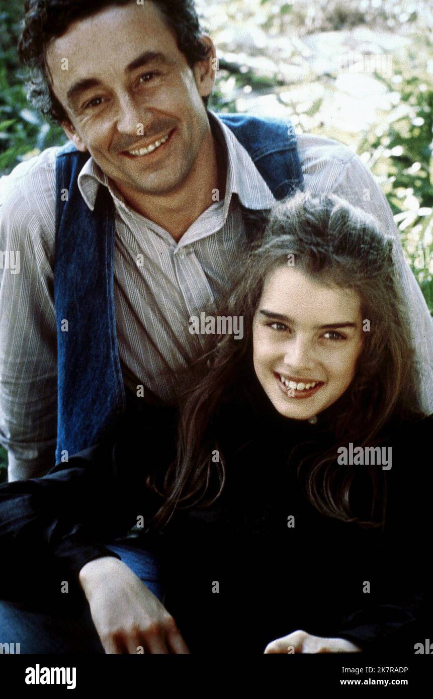 Louis Malle & Brooke Shields Film: Pretty Baby (USA 1978) Charaktere: & Violet Regie: Louis Malle 05. April 1978 **WARNUNG** Dieses Foto ist nur für redaktionelle Zwecke bestimmt und unterliegt dem Copyright von PARAMOUNT und/oder des Fotografen, der von der Film- oder Produktionsfirma beauftragt wurde, und kann nur von Publikationen im Zusammenhang mit der Bewerbung des oben genannten Films reproduziert werden. Eine obligatorische Gutschrift an PARAMOUNT ist erforderlich. Der Fotograf sollte auch bei Bekanntwerden des Fotos gutgeschrieben werden. Ohne schriftliche Genehmigung der Film Company kann keine kommerzielle Nutzung gewährt werden. Stockfoto