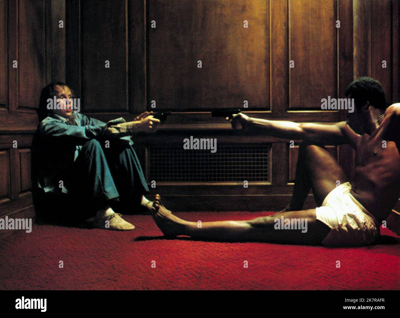 Michael Moriarty & Tony King Film Operation Undercover; Bericht an den Kommissar (1975) Regie: Milton Katselas 05. Februar 1975 **WARNUNG** dieses Foto ist nur für redaktionelle Zwecke bestimmt und unterliegt dem Urheberrecht der UNITED ARTISTS und/oder des von der Film or Production Company beauftragten Fotografen und kann nur durch Veröffentlichungen in Verbindung mit der Werbung für den oben genannten Film reproduziert werden. Eine obligatorische Gutschrift für UNITED ARTISTS ist erforderlich. Der Fotograf sollte ebenfalls angerechnet werden, wenn er bekannt ist. Ohne schriftliche Genehmigung der Film Company kann keine kommerzielle Nutzung gewährt werden. Stockfoto