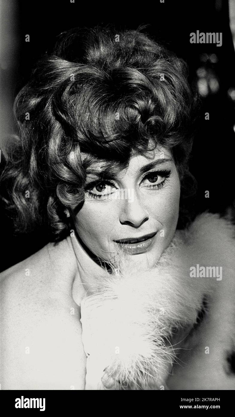 Genevieve Page Film The Private Life of Sherlock Holmes (1978) Charaktere: Gabrielle Valladon Regie: Billy Wilder 29. Oktober 1970 **WARNUNG** dieses Foto ist nur für redaktionelle Zwecke bestimmt und unterliegt dem Urheberrecht von UNITED ARTISTS und/oder dem Fotografen, der von der Film or Production Company zugewiesen wurde und kann nur durch Veröffentlichungen in Verbindung mit der Werbung für den obigen Film reproduziert werden. Eine obligatorische Gutschrift für UNITED ARTISTS ist erforderlich. Der Fotograf sollte ebenfalls angerechnet werden, wenn er bekannt ist. Ohne schriftliche Genehmigung der Film Company kann keine kommerzielle Nutzung gewährt werden. Stockfoto