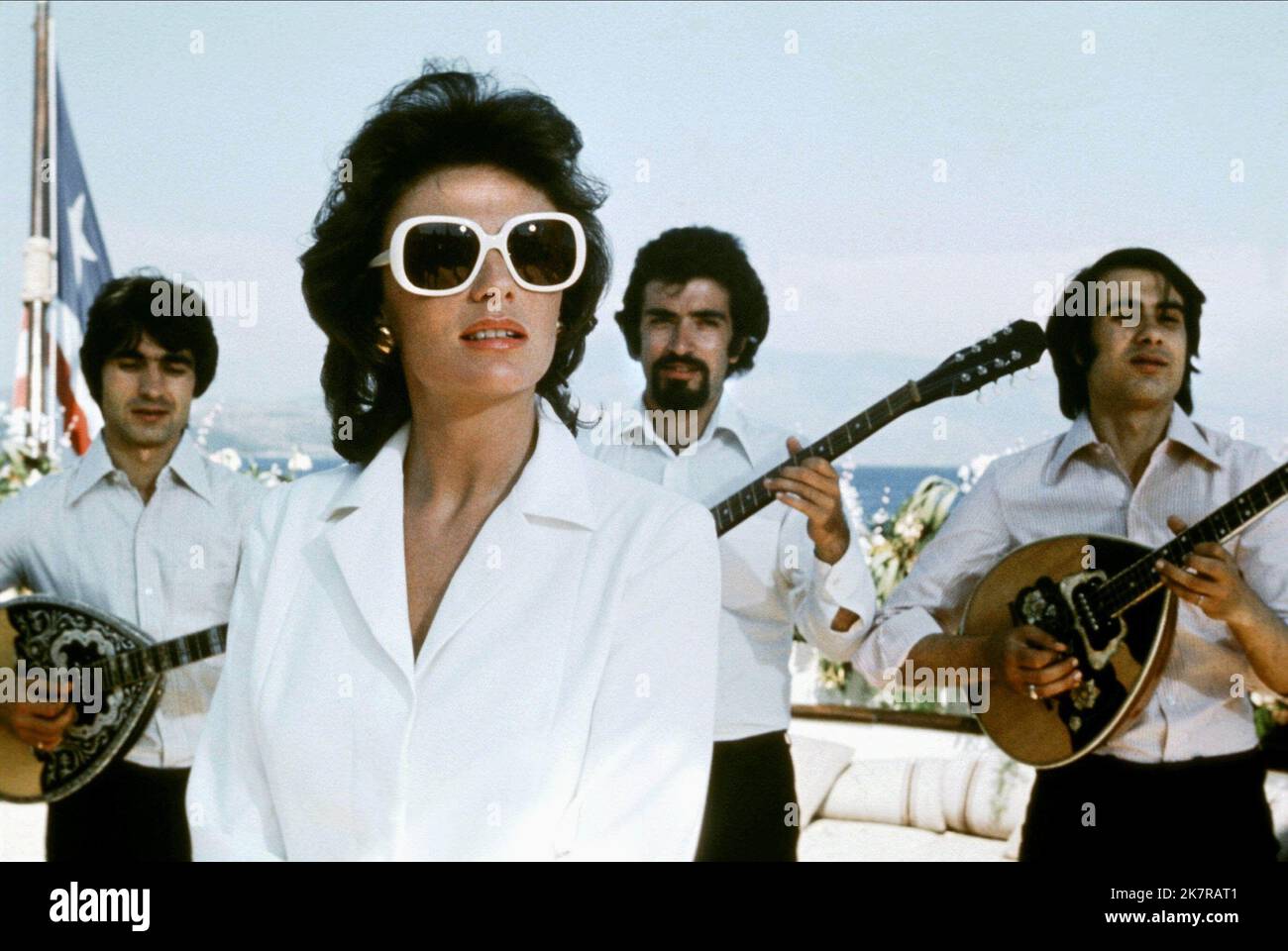 Jacqueline Bisset Film: The Greek Tycoon (1978) Charaktere: Liz Cassidy Regie: J.Lee Thompson 12 May 1978 **WARNUNG** Dieses Foto ist nur für redaktionelle Zwecke bestimmt und unterliegt dem Copyright von UNIVERSAL und/oder dem Fotografen, der von der Film- oder Produktionsfirma beauftragt wurde und darf nur von Publikationen im Zusammenhang mit der Bewerbung des oben genannten Films reproduziert werden. Eine obligatorische Gutschrift an UNIVERSAL ist erforderlich. Der Fotograf sollte auch bei Bekanntwerden des Fotos gutgeschrieben werden. Ohne schriftliche Genehmigung der Film Company kann keine kommerzielle Nutzung gewährt werden. Stockfoto