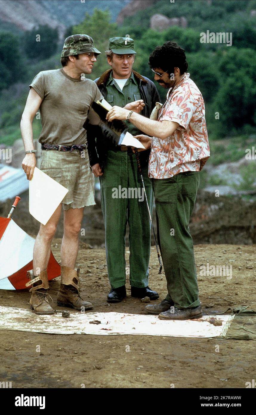 Donald Sutherland & Elliott Gould Film: Mash; M*A*S*H (USA 1970) Charaktere: Capt. Benjamin Franklin 'Hawkeye' Pierce & Regie: Robert Altman 25 January 1970 **WARNUNG** Dieses Foto ist nur für den redaktionellen Gebrauch bestimmt und unterliegt dem Copyright von 20. CENTURY FOX und/oder des Fotografen, der von der Film- oder Produktionsfirma beauftragt wurde, und kann nur durch Publikationen im Zusammenhang mit der Bewerbung des oben genannten Films reproduziert werden. Eine obligatorische Gutschrift an 20. CENTURY FOX ist erforderlich. Der Fotograf sollte auch bei Bekanntwerden des Fotos gutgeschrieben werden. Ohne schriftliche Genehmigung des Films C kann keine kommerzielle Nutzung gewährt werden Stockfoto