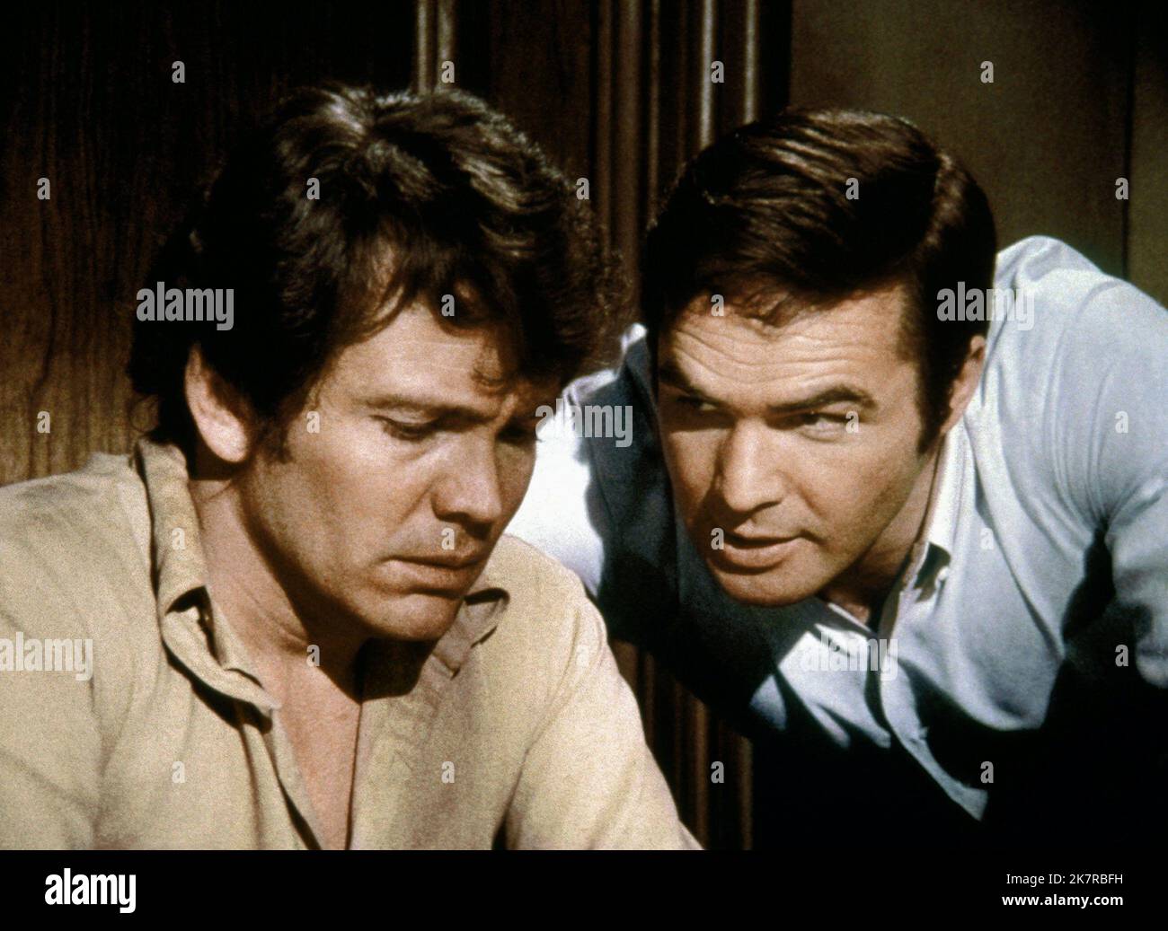 Jerry Ayres & Burt Reynolds Television: Dan August (TV-Serie) USA 1970-1971, Regie: 23. September 1970 **WARNUNG** Dieses Foto ist nur für redaktionelle Zwecke bestimmt und unterliegt dem Copyright von ABC und/oder dem Fotografen, der von der Film- oder Produktionsfirma beauftragt wurde, und kann nur von Publikationen im Zusammenhang mit der Bewerbung des oben genannten Films reproduziert werden. Eine obligatorische Gutschrift an ABC ist erforderlich. Der Fotograf sollte auch bei Bekanntwerden des Fotos gutgeschrieben werden. Ohne schriftliche Genehmigung der Film Company kann keine kommerzielle Nutzung gewährt werden. Stockfoto