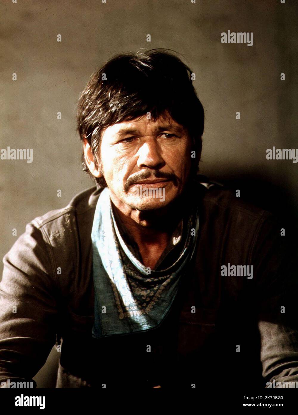 Charles Bronson Film Valdez The Halfbreed; Chino (1973) Regie: John Sturges; Duilio Coletti 14. September 1973 **WARNUNG** dieses Foto ist nur für redaktionelle Zwecke bestimmt und unterliegt dem Urheberrecht von UNIVERSAL und/oder dem Fotografen, der von der Film or Production Company zugewiesen wurde und kann nur durch Veröffentlichungen in Verbindung mit der Werbung für den obigen Film reproduziert werden. Eine obligatorische Gutschrift für UNIVERSAL ist erforderlich. Der Fotograf sollte ebenfalls angerechnet werden, wenn er bekannt ist. Ohne schriftliche Genehmigung der Film Company kann keine kommerzielle Nutzung gewährt werden. Stockfoto
