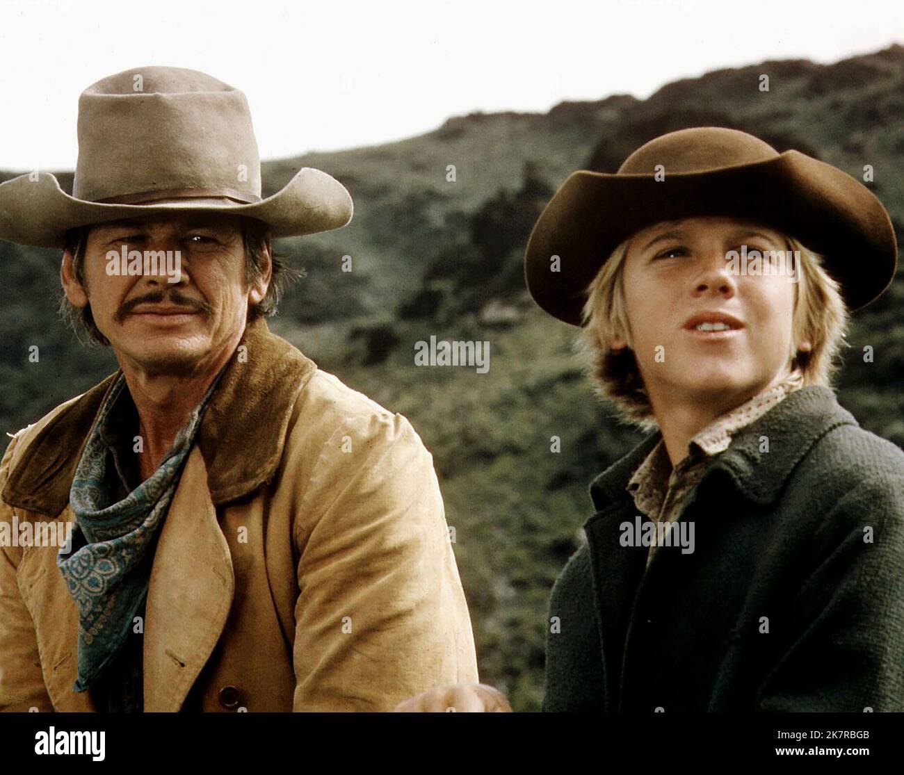 Charles Bronson & Vincent Van Patten Film: Valdez Die Halbrasse; Chino (1975) Charaktere: Chino Valdez & Jamie Wagner Regie: John Sturges; Duilio Coletti 14. September 1973 **WARNUNG** Dieses Foto ist nur für redaktionelle Verwendung bestimmt und unterliegt dem Copyright von UNIVERSAL und/oder dem Fotografen, der von der Film- oder Produktionsfirma beauftragt wurde und darf nur von Publikationen im Zusammenhang mit der Bewerbung des oben genannten Films reproduziert werden. Eine obligatorische Gutschrift an UNIVERSAL ist erforderlich. Der Fotograf sollte auch bei Bekanntwerden des Fotos gutgeschrieben werden. Ohne schriftliche Genehmigung des Films kann keine kommerzielle Nutzung gewährt werden Stockfoto