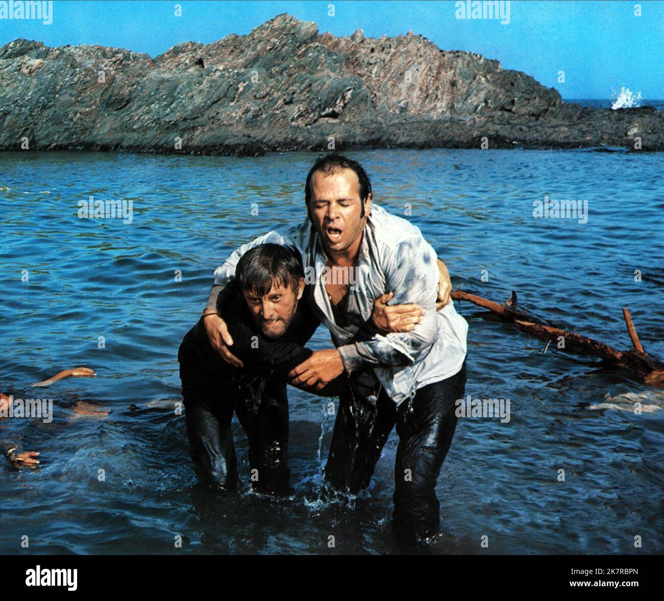 Kirk Douglas & Renato Salvatori Film The Light at the Edge of the World (1972) Charaktere: Will Denton & Montefiore Regie: Kevin Billington 16. Juli 1971 **WARNUNG** dieses Foto ist nur für redaktionelle Zwecke bestimmt und unterliegt dem Copyright von ABC und/oder dem Fotografen, der von der Film or Production Company zugewiesen wurde. Es kann nur durch Veröffentlichungen in Verbindung mit der Werbung für den oben genannten Film reproduziert werden. Eine obligatorische Gutschrift an ABC ist erforderlich. Der Fotograf sollte ebenfalls angerechnet werden, wenn er bekannt ist. Ohne schriftliche Genehmigung der Film Company kann keine kommerzielle Nutzung gewährt werden. Stockfoto