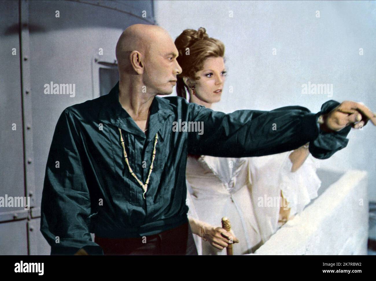 YUL Brynner & Samantha Eggar Film The Light at the Edge of the World (1971) Charaktere: Jonathan Kongre & Arabella Regie: Kevin Billington 16. Juli 1971 **WARNUNG** dieses Foto ist nur für redaktionelle Zwecke bestimmt und unterliegt dem Copyright von ABC und/oder dem Fotografen, der von der Film or Production Company zugewiesen wurde. Es kann nur durch Veröffentlichungen in Verbindung mit der Werbung für den oben genannten Film reproduziert werden. Eine obligatorische Gutschrift an ABC ist erforderlich. Der Fotograf sollte ebenfalls angerechnet werden, wenn er bekannt ist. Ohne schriftliche Genehmigung der Film Company kann keine kommerzielle Nutzung gewährt werden. Stockfoto