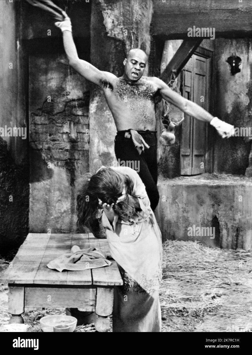 James Earl Jones & Jane Alexander Film The Great White Hope (1974) Charaktere: PHILIPP VON MAZEDONIEN, ALEXANDER Regie: Martin Ritt 11. Oktober 1970 **WARNUNG** dieses Foto ist nur für redaktionelle Zwecke bestimmt und unterliegt dem Urheberrecht von 20 CENTURY FOX und/oder dem Fotografen, der von der Film or Production Company zugewiesen wurde. Eine obligatorische Gutschrift für 20 CENTURY FOX ist erforderlich. Der Fotograf sollte ebenfalls angerechnet werden, wenn er bekannt ist. Ohne schriftliche Genehmigung der Film Company kann keine kommerzielle Nutzung gewährt werden. Stockfoto