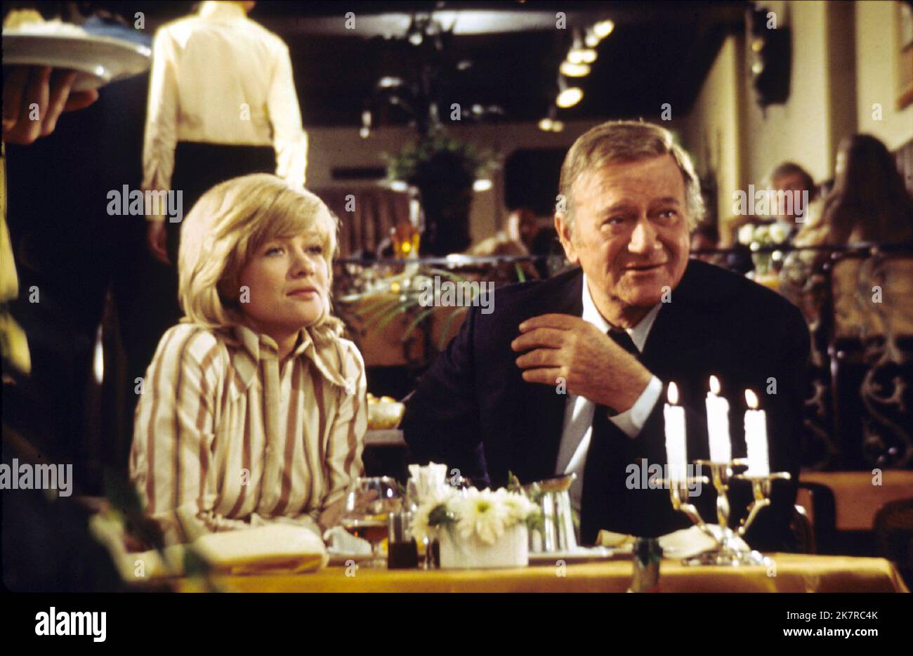 Judy Geeson & John Wayne Film: Brannigan (1975) Charaktere: DS Jennifer Thatcher, LT. Jim Brannigan Regie: Douglas Hickox 26 March 1975 **WARNUNG** Dieses Foto ist nur für den redaktionellen Gebrauch bestimmt und unterliegt dem Copyright von UNITED ARTISTS und/oder dem von der Film oder Production Company beauftragten Fotografen und kann nur durch Publikationen im Zusammenhang mit der Bewerbung des oben genannten Films reproduziert werden. Eine obligatorische Gutschrift für UNITED ARTISTS ist erforderlich. Der Fotograf sollte auch bei Bekanntwerden des Fotos gutgeschrieben werden. Ohne schriftliche Genehmigung der Film Company kann keine kommerzielle Nutzung gewährt werden. Stockfoto