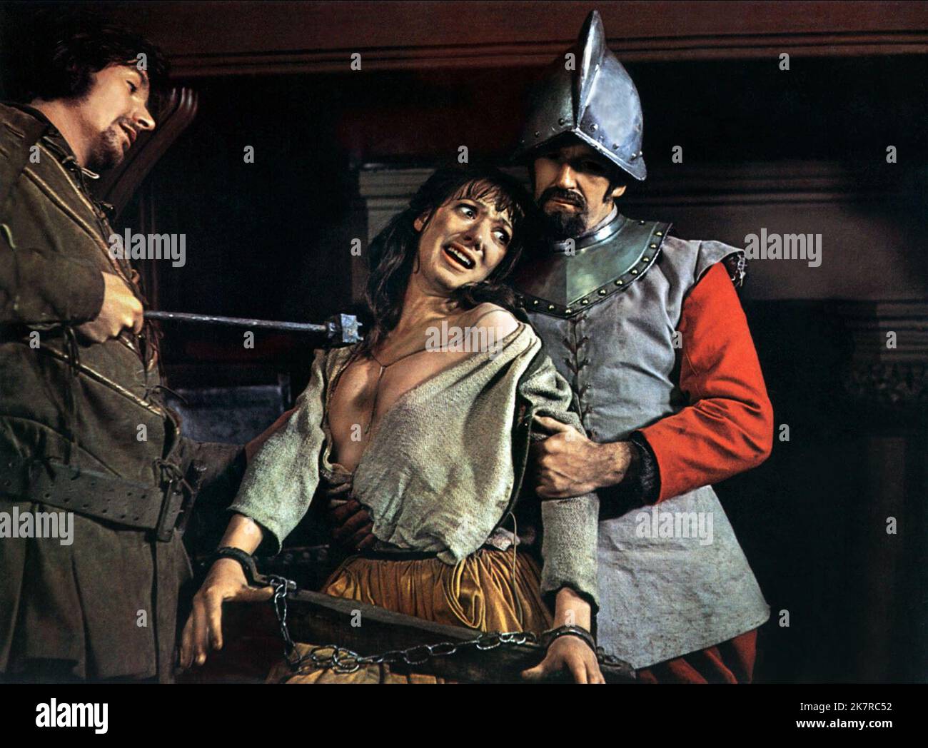 Essy Persson Film: Cry Of The Banshee (1976) Charaktere: Lady Patricia Whitman Regie: Gordon Hessler 22 July 1970 **WARNUNG** Dieses Foto ist nur für redaktionelle Zwecke bestimmt und unterliegt dem Copyright von MGM und/oder dem Fotografen, der von der Film- oder Produktionsfirma beauftragt wurde, und kann nur von Publikationen im Zusammenhang mit der Bewerbung des oben genannten Films reproduziert werden. Eine obligatorische Gutschrift an MGM ist erforderlich. Der Fotograf sollte auch bei Bekanntwerden des Fotos gutgeschrieben werden. Ohne schriftliche Genehmigung der Film Company kann keine kommerzielle Nutzung gewährt werden. Stockfoto