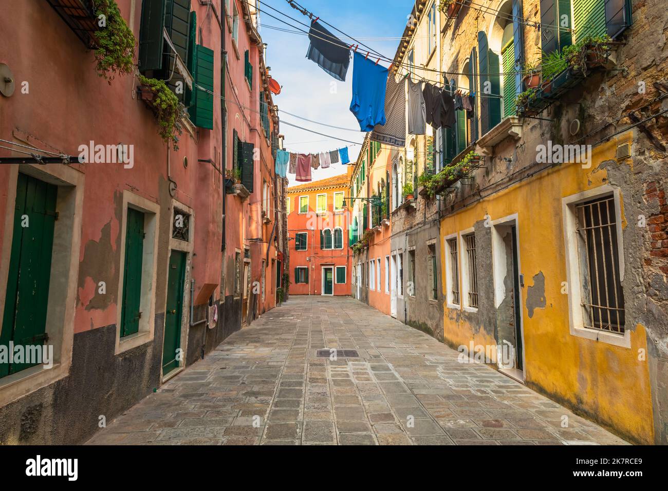 Wohnviertel und Gassenecke in der Nähe des Markusplatzes, Venedig, Italien Stockfoto