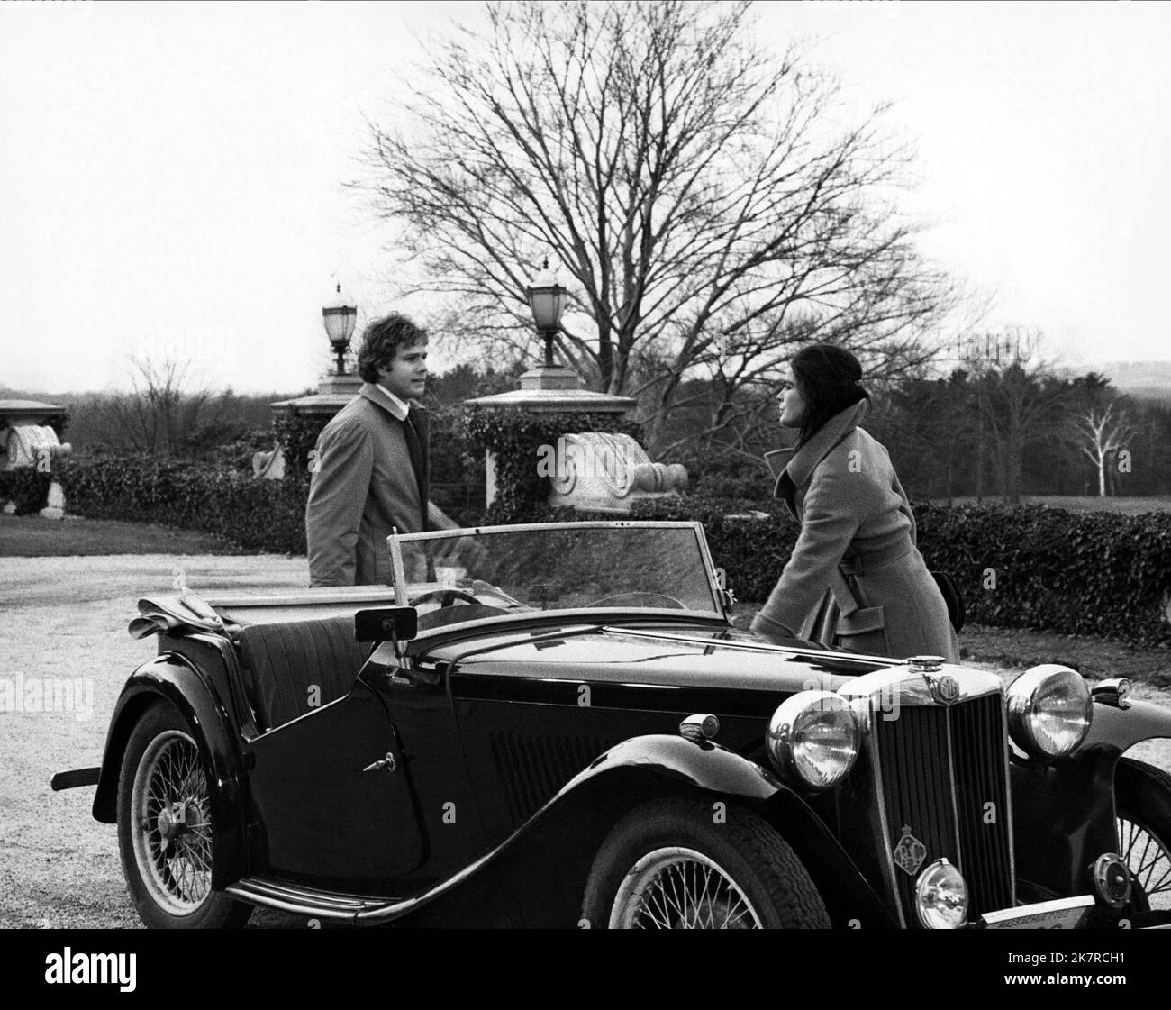 Ryan O'Neal & Ali MacGraw Film Love Story (USA 1970) Charaktere: Oliver Barrett IV, Jennifer Cavalleri Regie: Arthur Hiller 16. Dezember 1970 **WARNUNG** dieses Foto ist nur für redaktionelle Zwecke bestimmt und unterliegt dem Copyright von PARAMOUNT und/oder dem Fotografen, der von der Film or Production Company zugewiesen wurde. Es kann nur durch Veröffentlichungen in Verbindung mit der Werbung für den oben genannten Film reproduziert werden. Es ist eine obligatorische Gutschrift bis ÜBERGEORDNETEN BETRAG erforderlich. Der Fotograf sollte ebenfalls angerechnet werden, wenn er bekannt ist. Ohne schriftliche Genehmigung der Film Company kann keine kommerzielle Nutzung gewährt werden. Stockfoto
