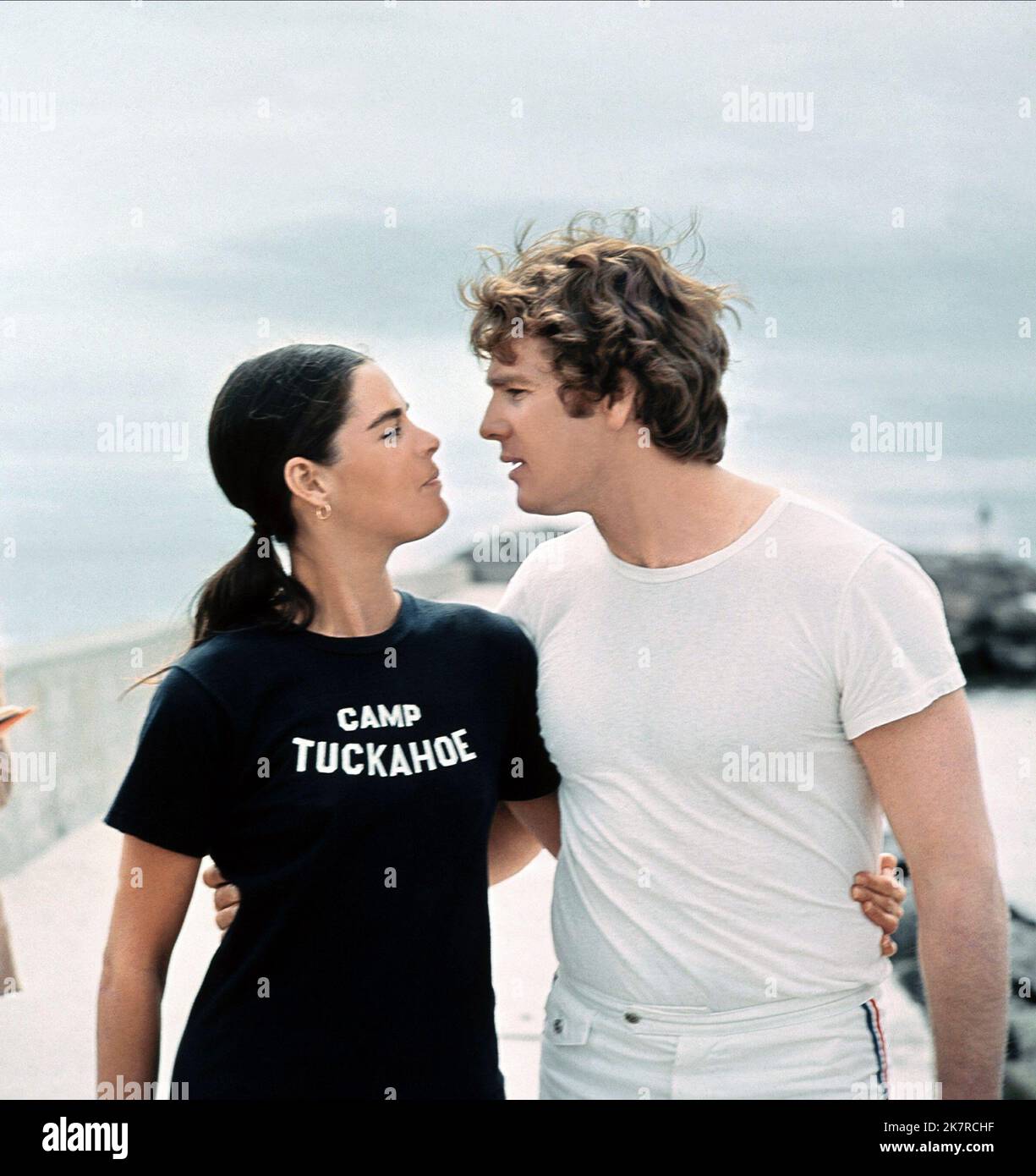 Ali MacGraw & Ryan O'Neal Film Love Story (USA 1970) Charaktere: Jennifer Cavalleri, Oliver Barrett IV Regie: Arthur Hiller 16. Dezember 1970 **WARNUNG** dieses Foto ist nur für redaktionelle Zwecke bestimmt und unterliegt dem Urheberrecht von PARAMOUNT und/oder dem Fotografen, der von der Film or Production Company zugewiesen wurde. Es ist eine obligatorische Gutschrift bis ÜBERGEORDNETEN BETRAG erforderlich. Der Fotograf sollte ebenfalls angerechnet werden, wenn er bekannt ist. Ohne schriftliche Genehmigung der Film Company kann keine kommerzielle Nutzung gewährt werden. Stockfoto